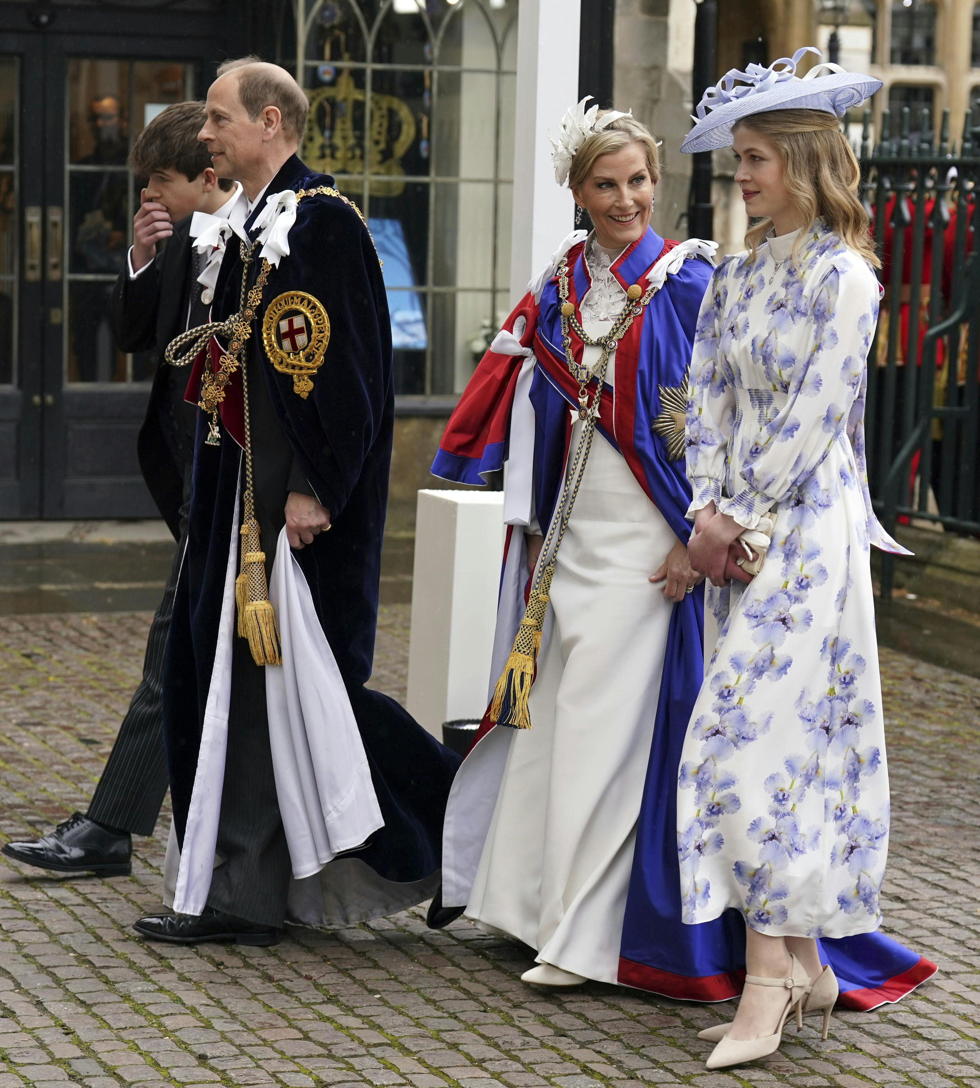 Prins Edward og hertuginde Sophie sammen med deres børn ved ankomsten til Westminster Abbey.&nbsp;
