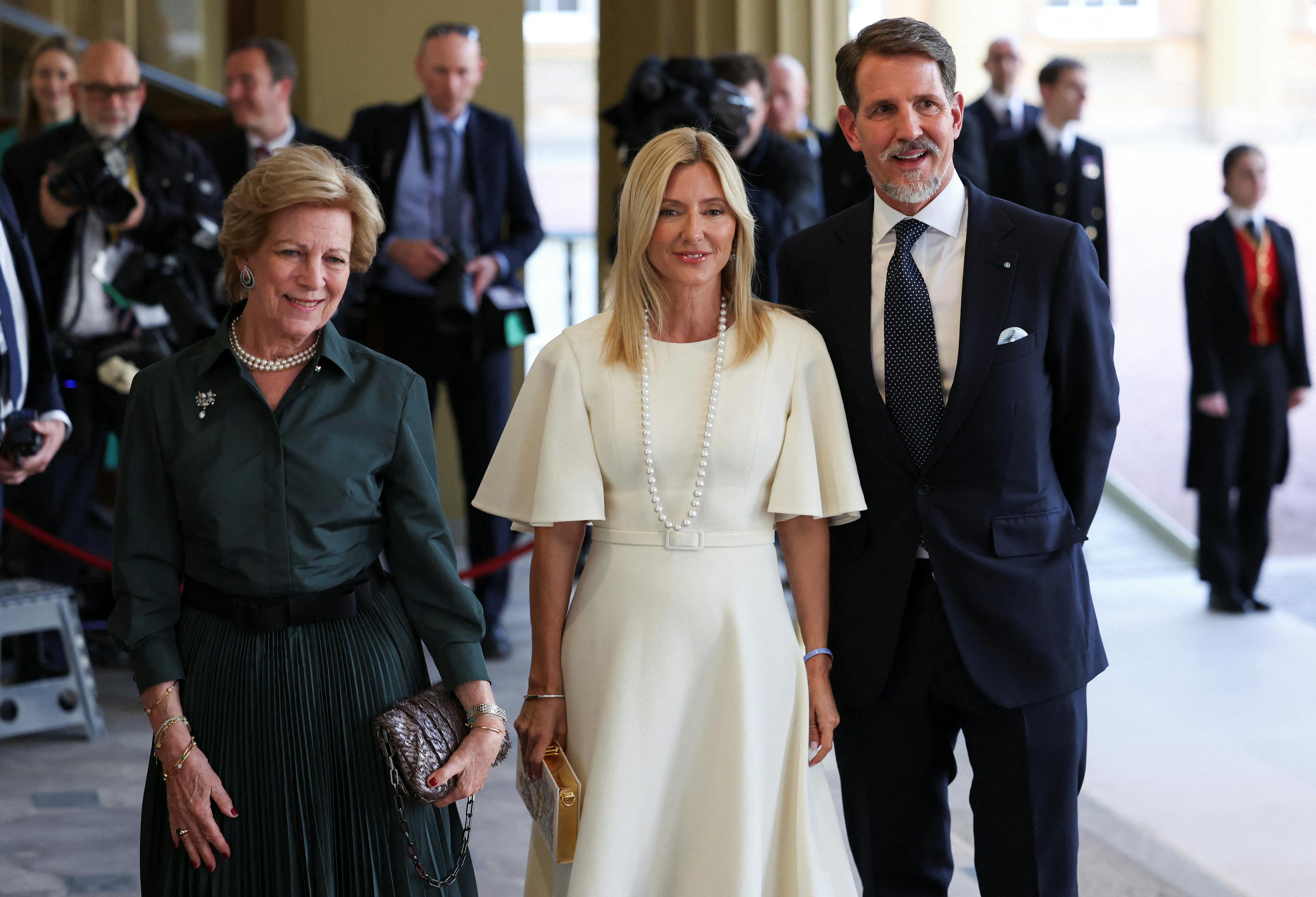 Kronprinsesse Marie-Chantal var klædt i hvidt til reception på Buckingham Palaca.&nbsp;
