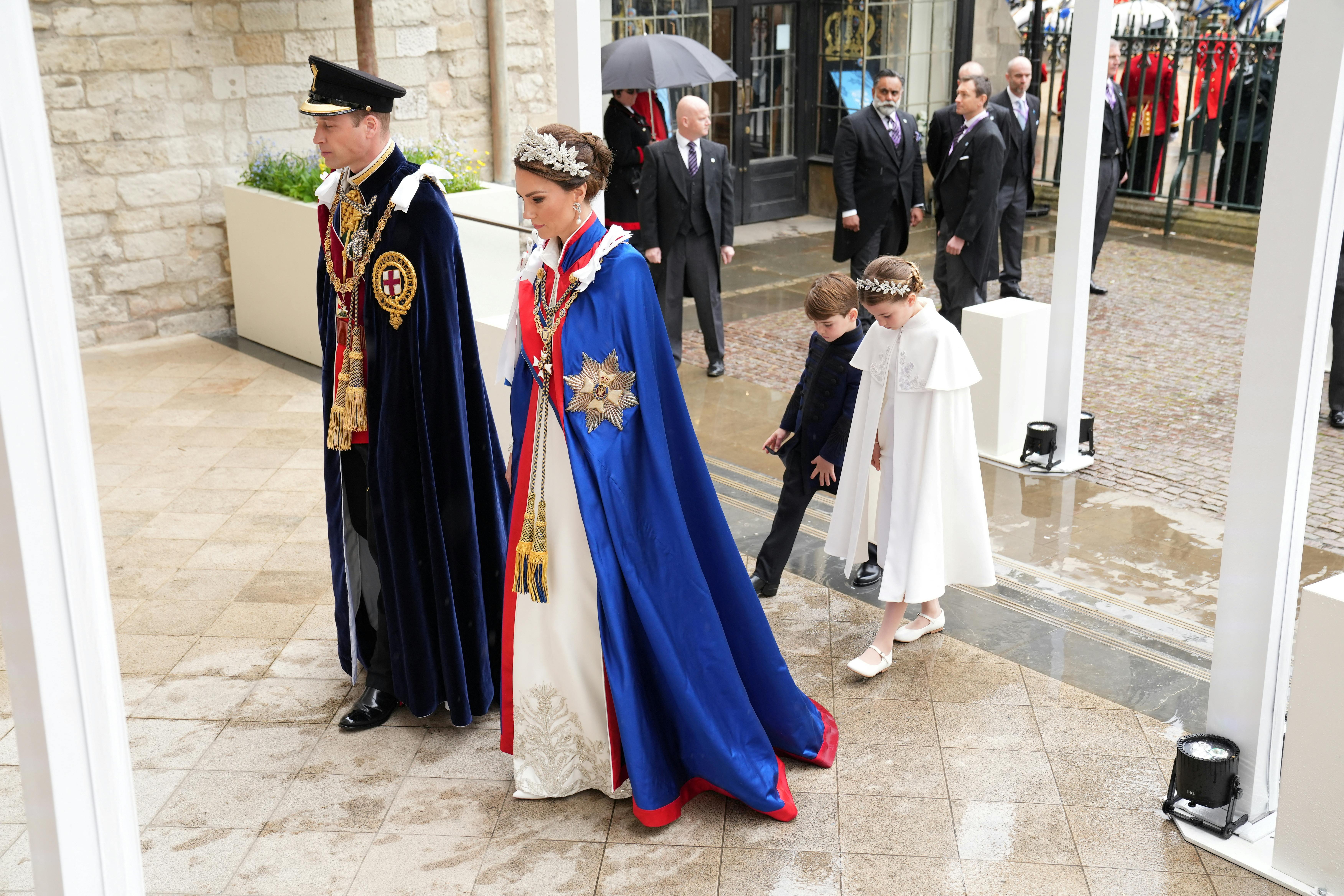 Prins William og prinsesse Kate ankommer til Westminster Abbey med børnene Charlotte og Louis.&nbsp;
