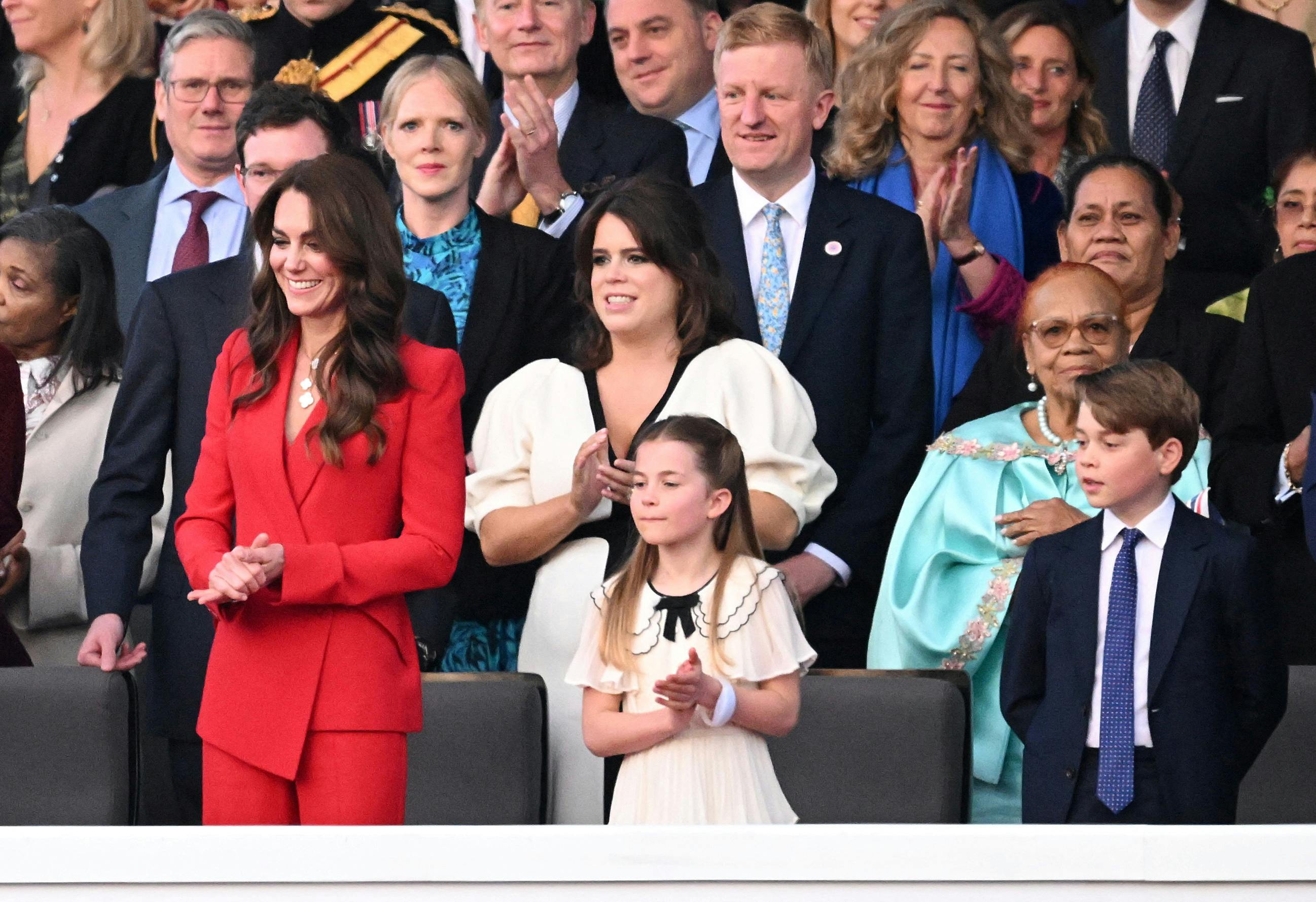 Prinsesse Eugenie og manden havde fået plads lige bag prinsesse Kate og børnene til kroningskoncerten.&nbsp;
