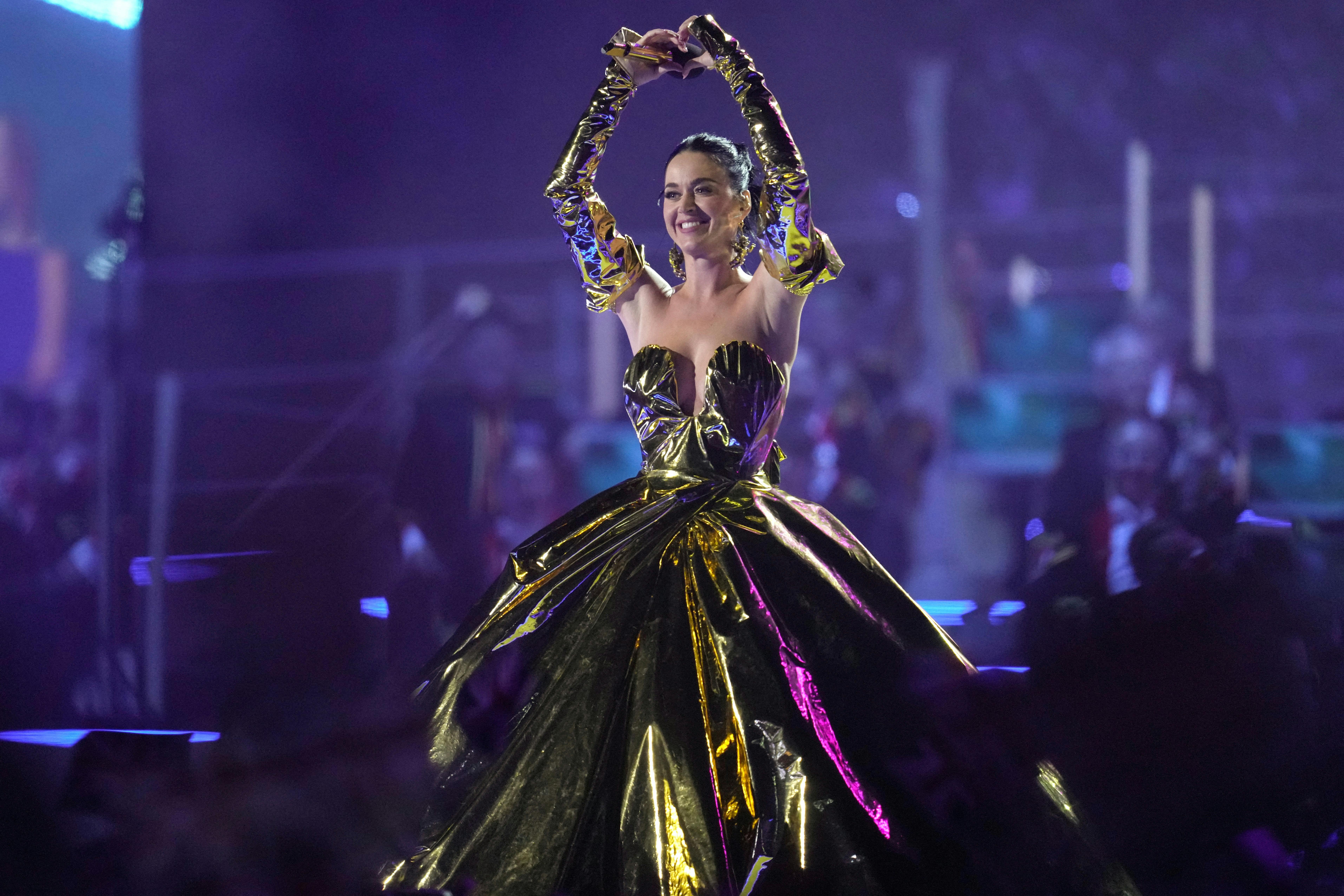 Katy Perry optrådte til kronings-koncerten i en voluminøs guldkjole.&nbsp;
