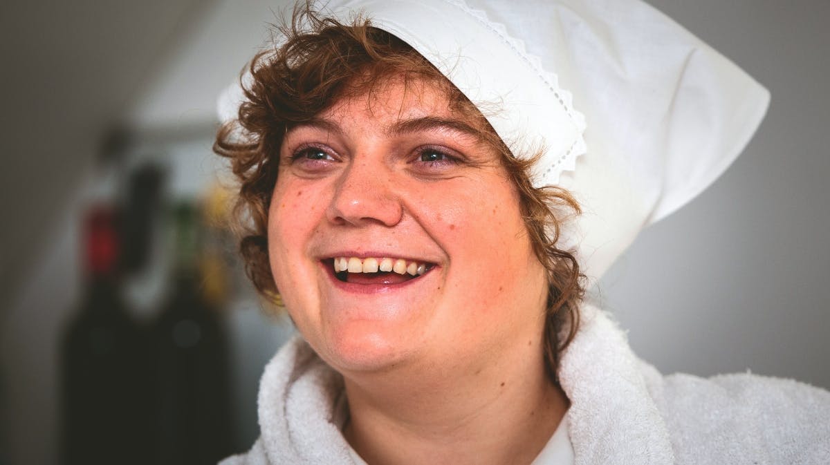 Ena Spottag som Martha i "Badehotellet". 