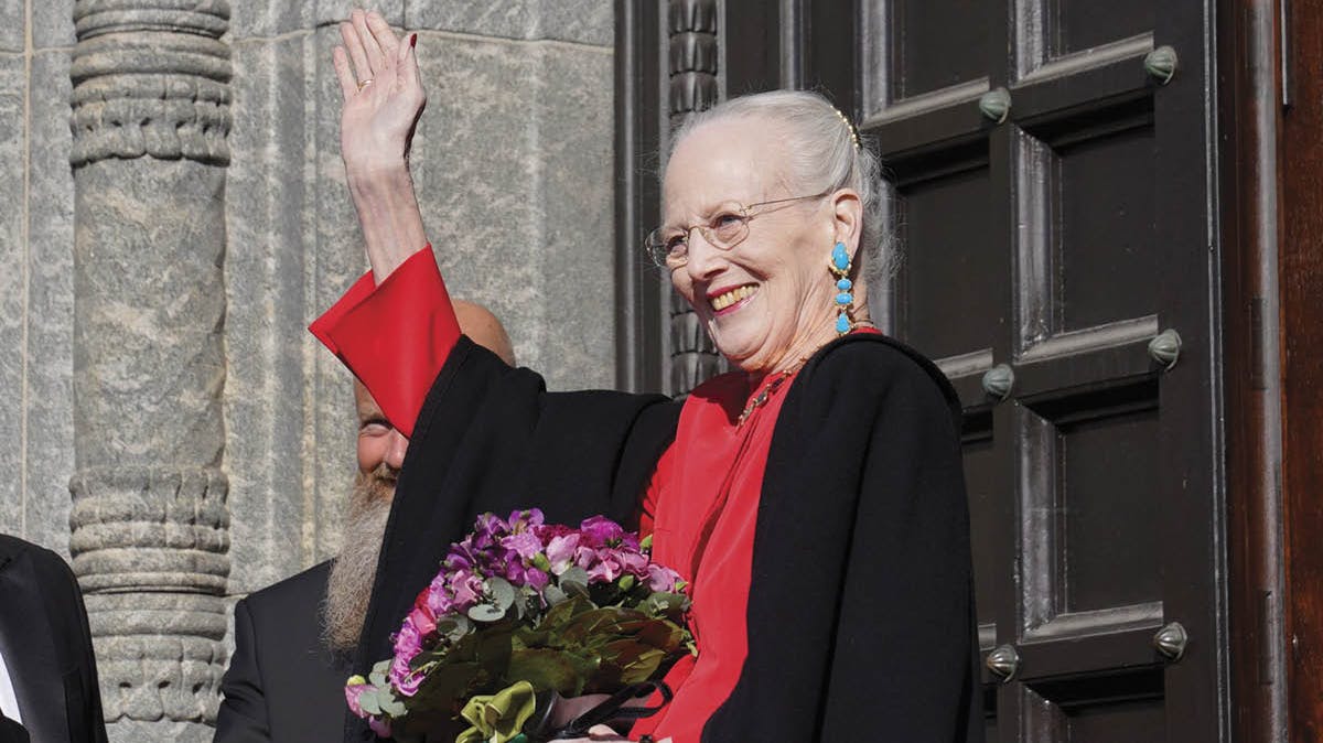 Dronning Margrethe ankommer til Haandværkerforeningens medaljeoverrækkelse på Københavns Rådhus.
