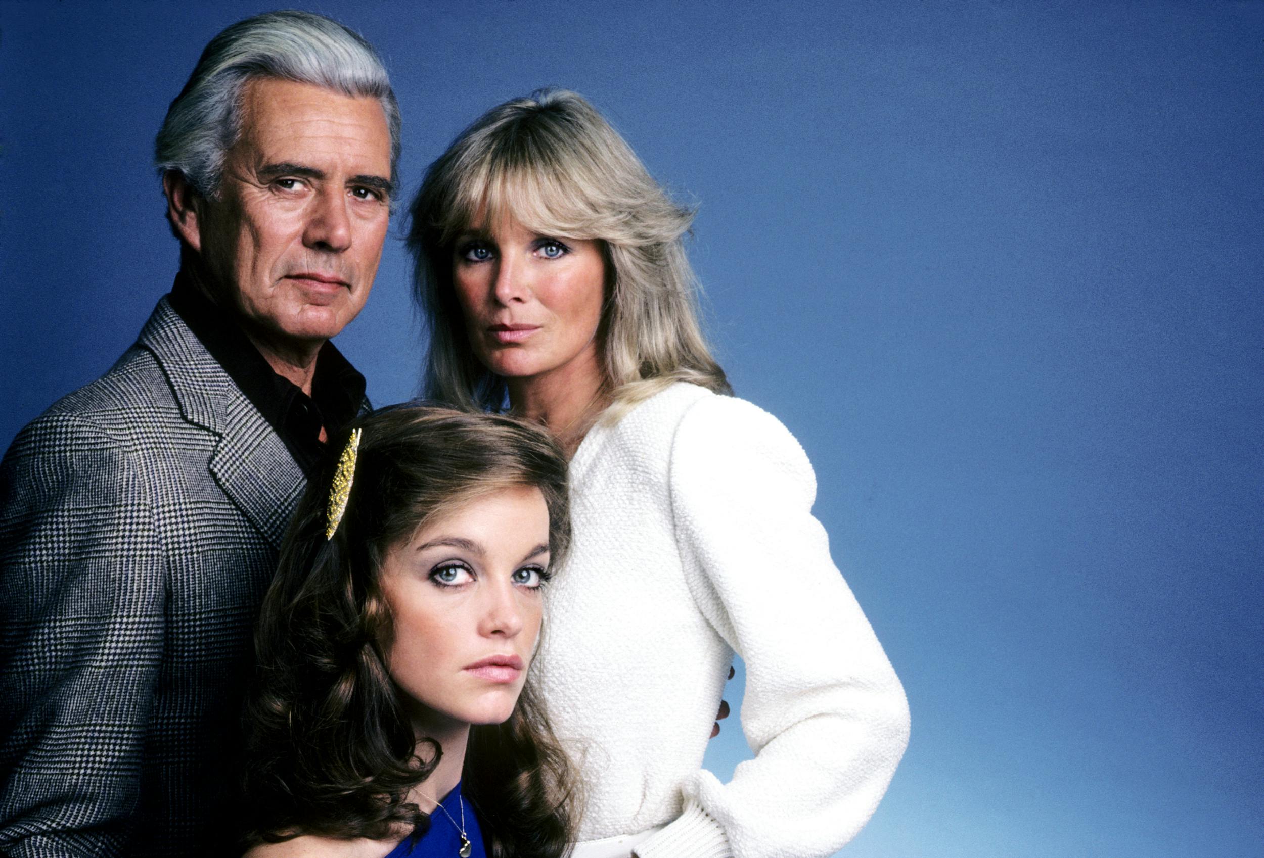 John Forsythe, Pamela Sue Martin og Linda Evans i "Dollars".
