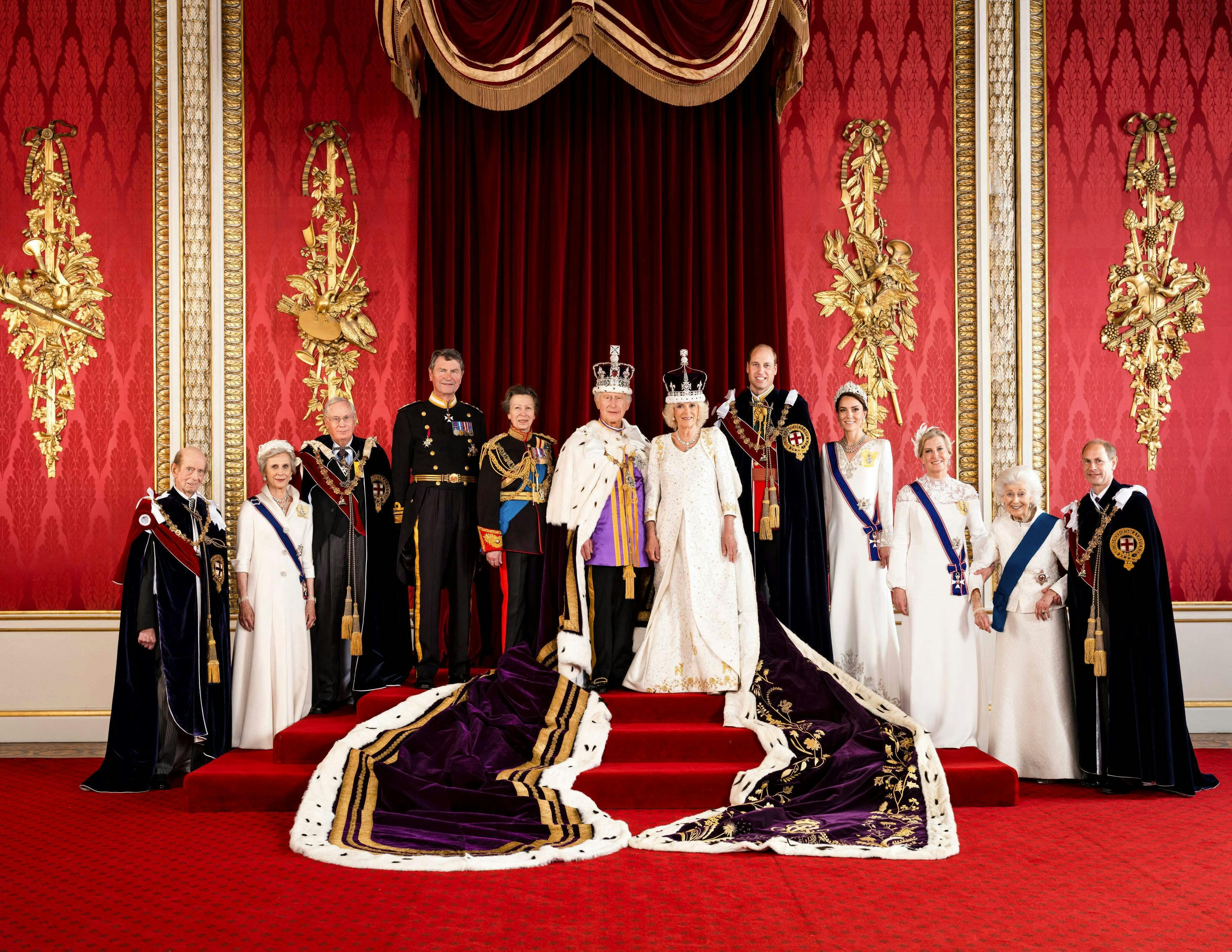 Fra venstre: Hertugen af Kent, hertuginden af Gloucester, hertugen af Gloucester, Sir Tim Laurence, prinsesse Anne, kong Charles, dronning Camilla, prins William, prinsesse Kate, hertuginde Sophie, prinsesse Alexandra og prins Edward.
