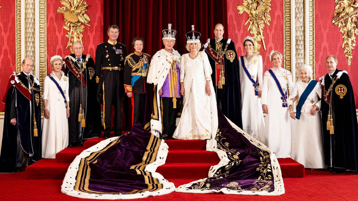 Det officielle kroningsbillede fra kong Charles og dronning Camillas kroning. 