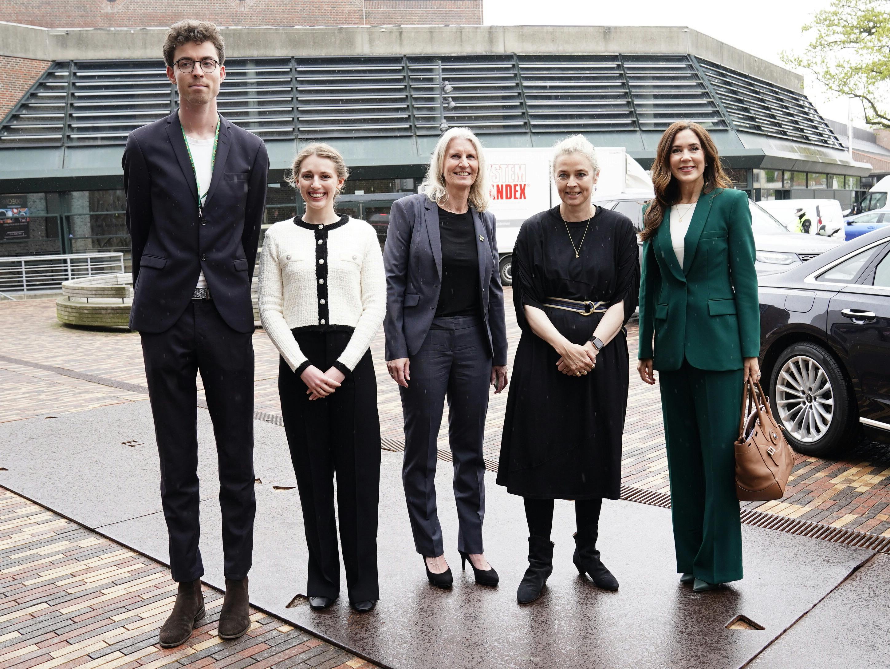 Kronprinsesse Mary er ankommet til konferencen "Billeder på ensomhed" i Odense