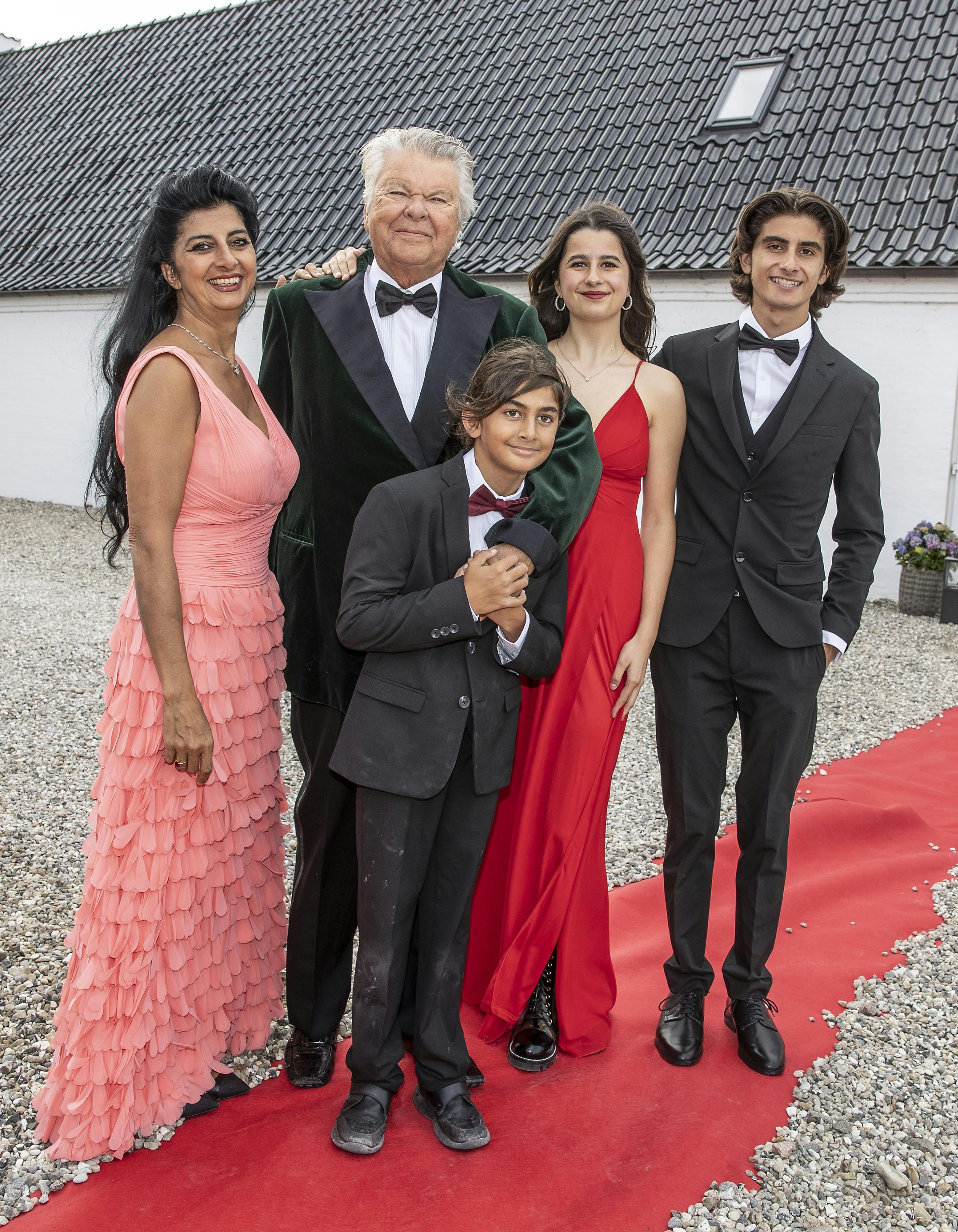 Christian Kjær og Susan Astani ses her med deres fælles søn, Alexander, mellem sig. Til højre ses to af Susan Astanis børn fra et tidligere forhold, Leon og Stella.
