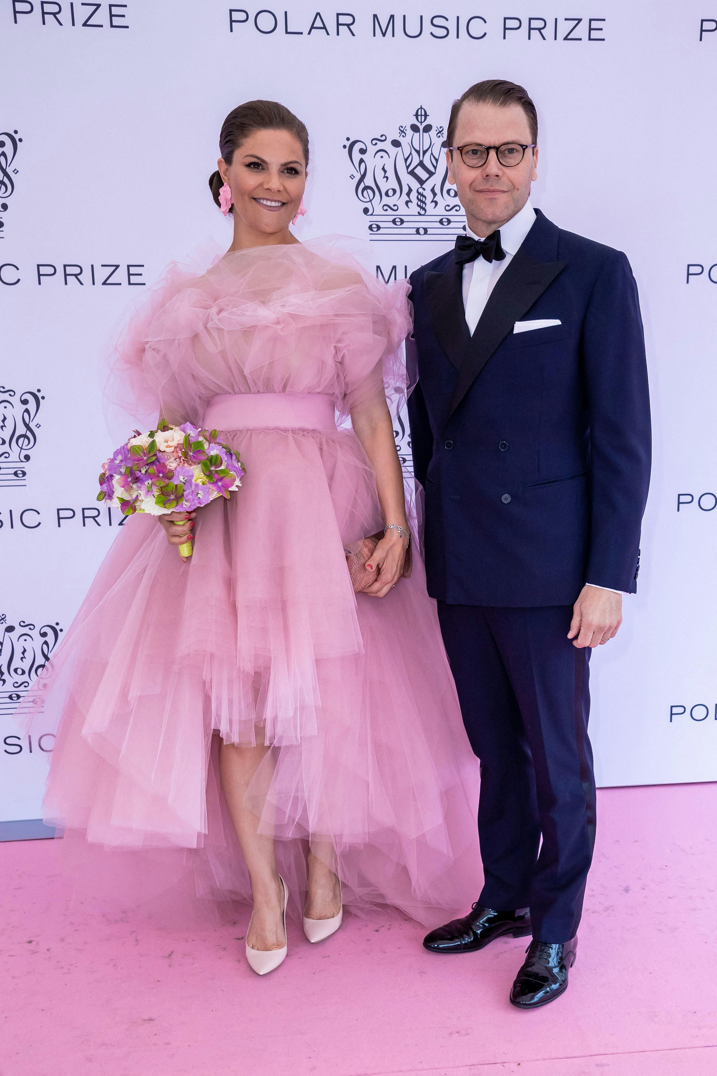 Kronprinsesse Victoria er ikke bange for at give den gas til Polar Prize. Her med manden prins Daniel. 