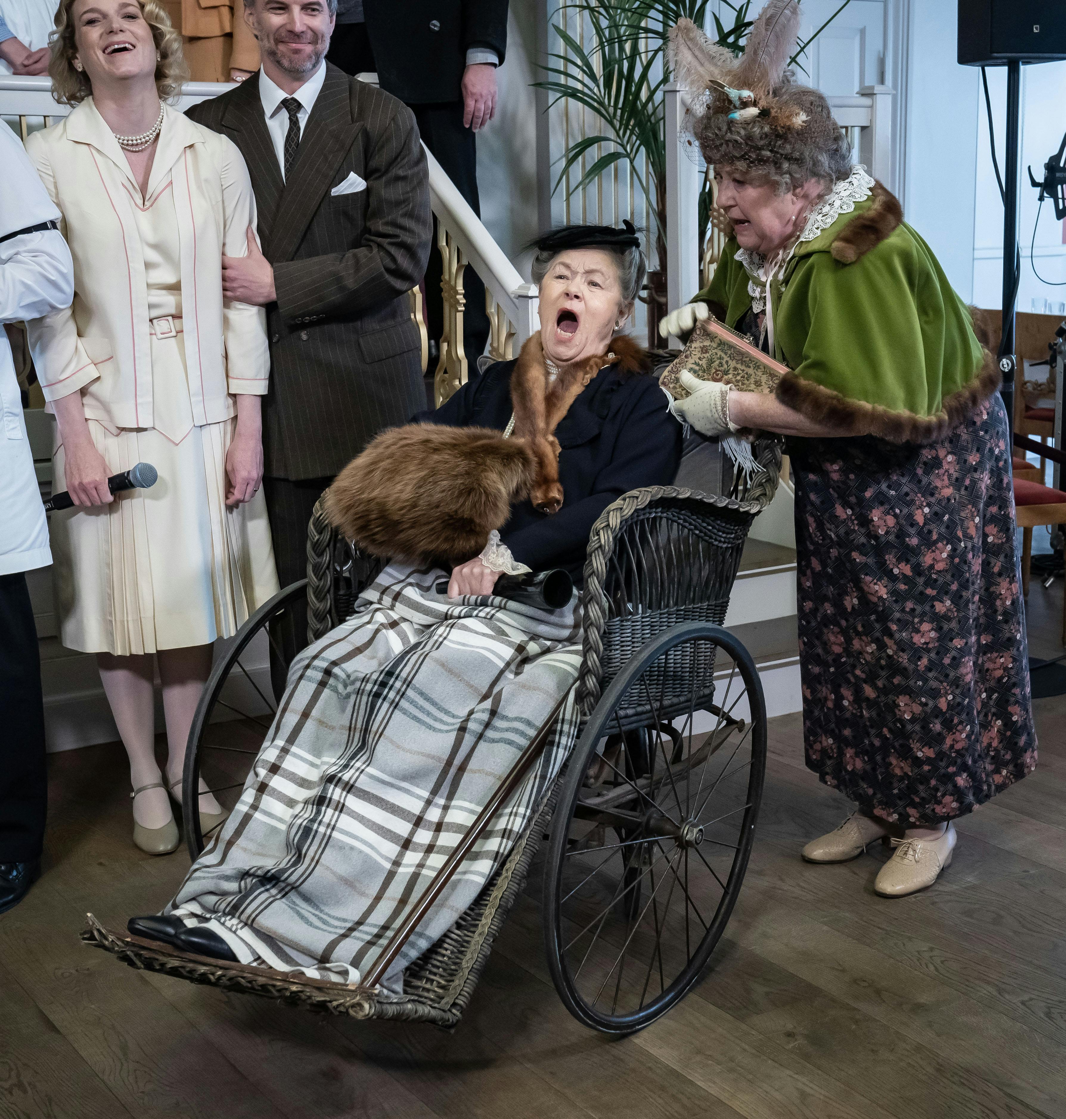 Munden stod ikke stille på fru Fernando Møhge, da hun først ankom til pressemødet. 