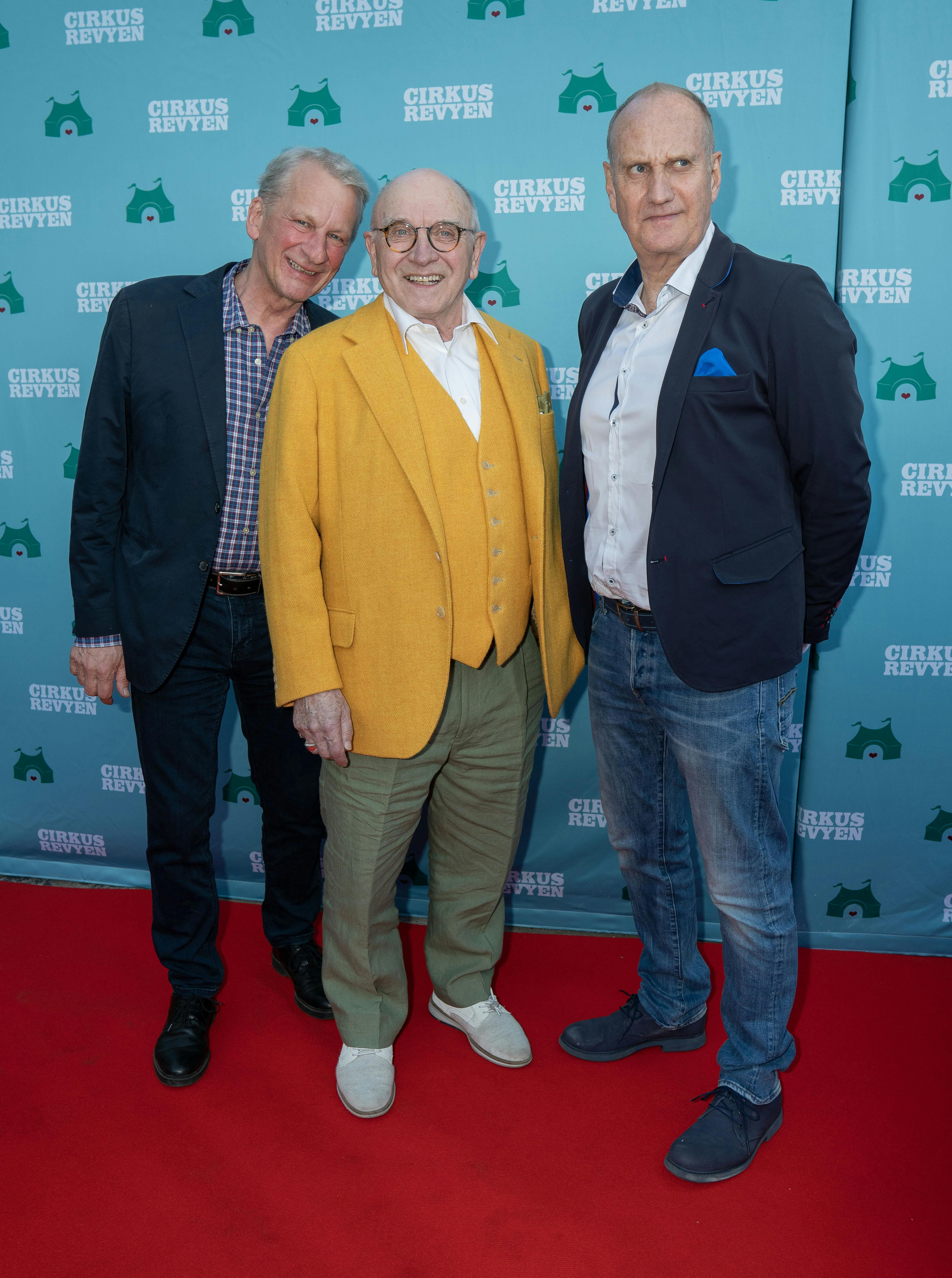 Henrik Koefoed, Asger Reher og Søren Pilmark til premiere på Cirkusrevyen 2023. 