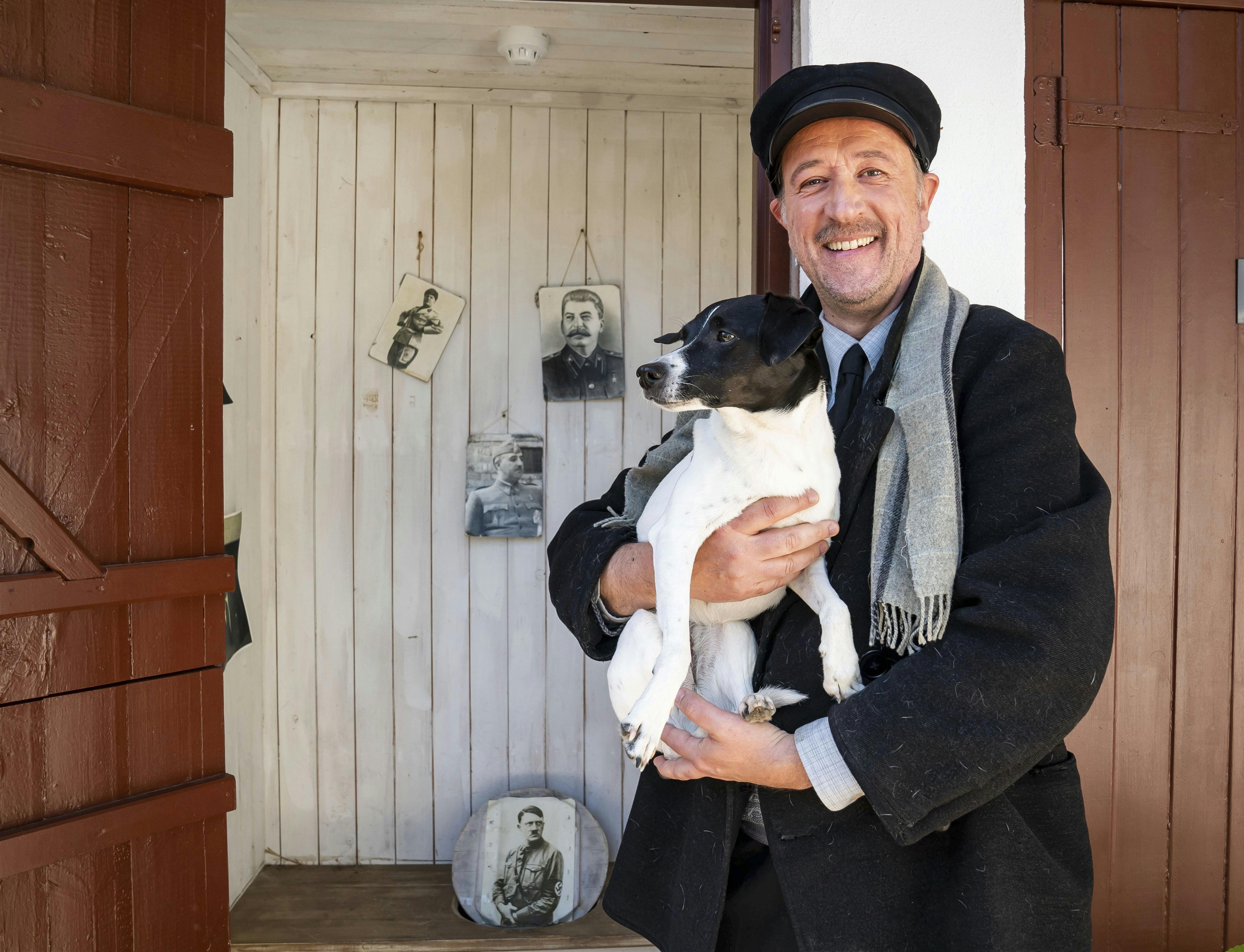 Gordon Kennedy i fuld mundering som grisehandler Larsen. Her står han sammen med sin lille hund Kvik, der dog i virkelighedens verden hedder Chilli. 
