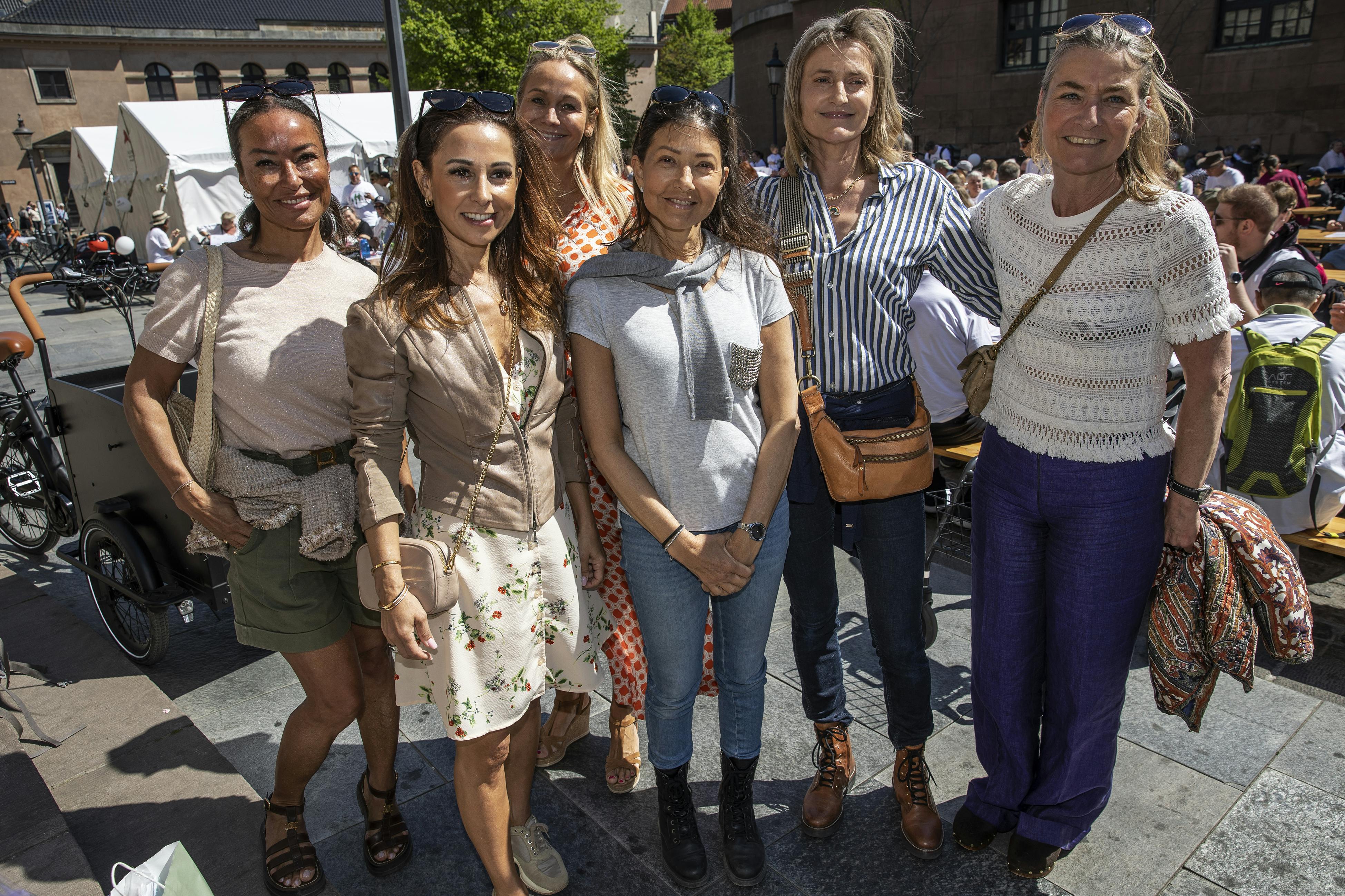 Aexandra omgivet af veninderne.