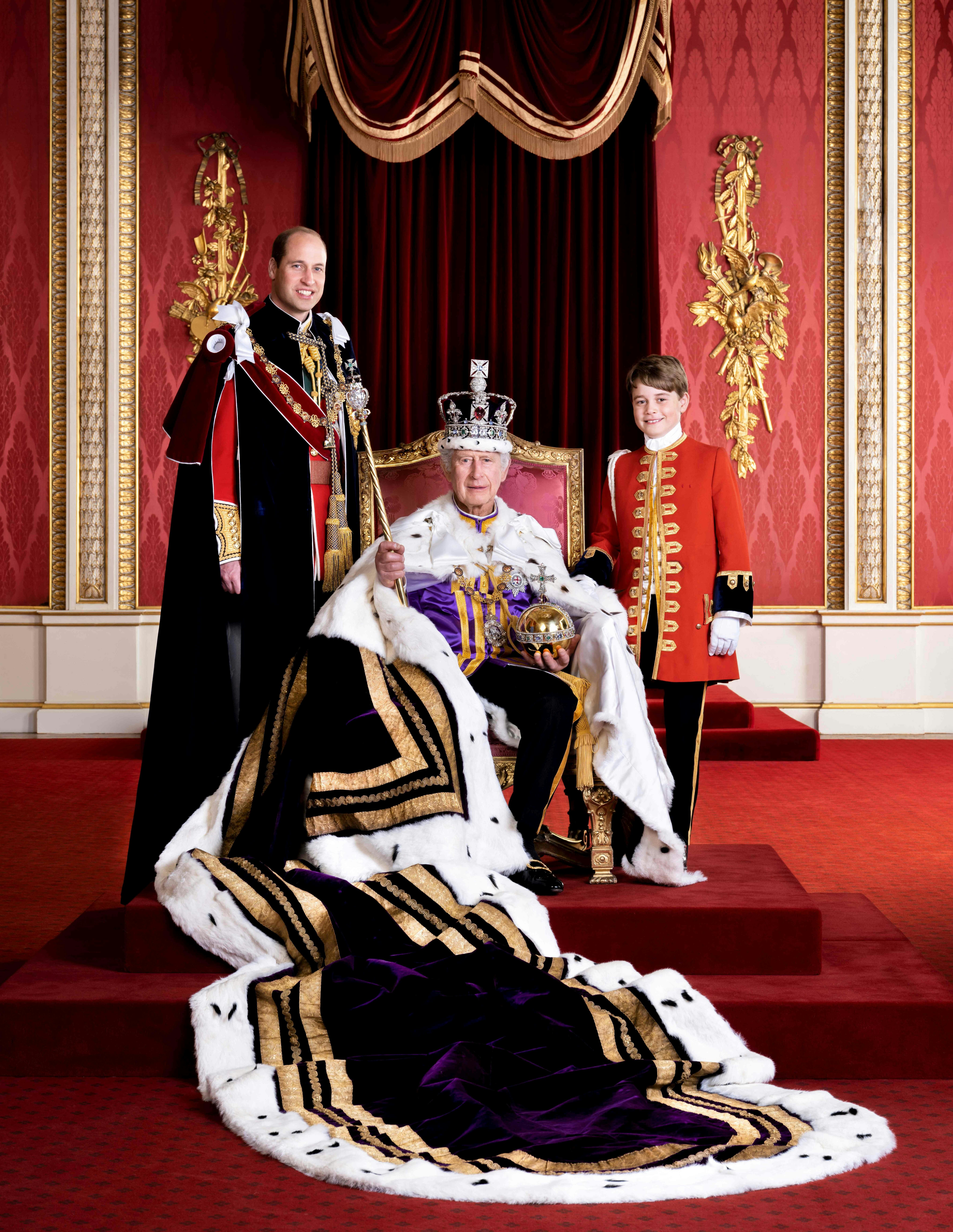 Prins William, kong Charles og prins George. 