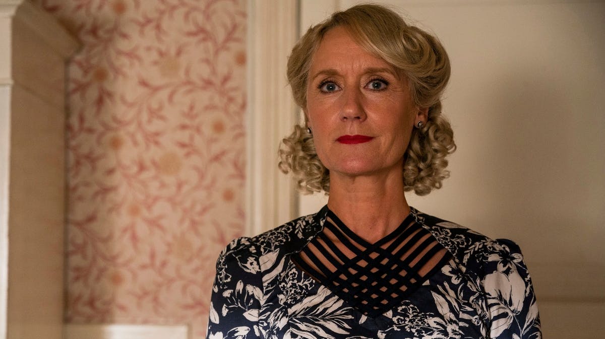 Anette Støvelbæk som fru Frigh i "Badehotellet". 