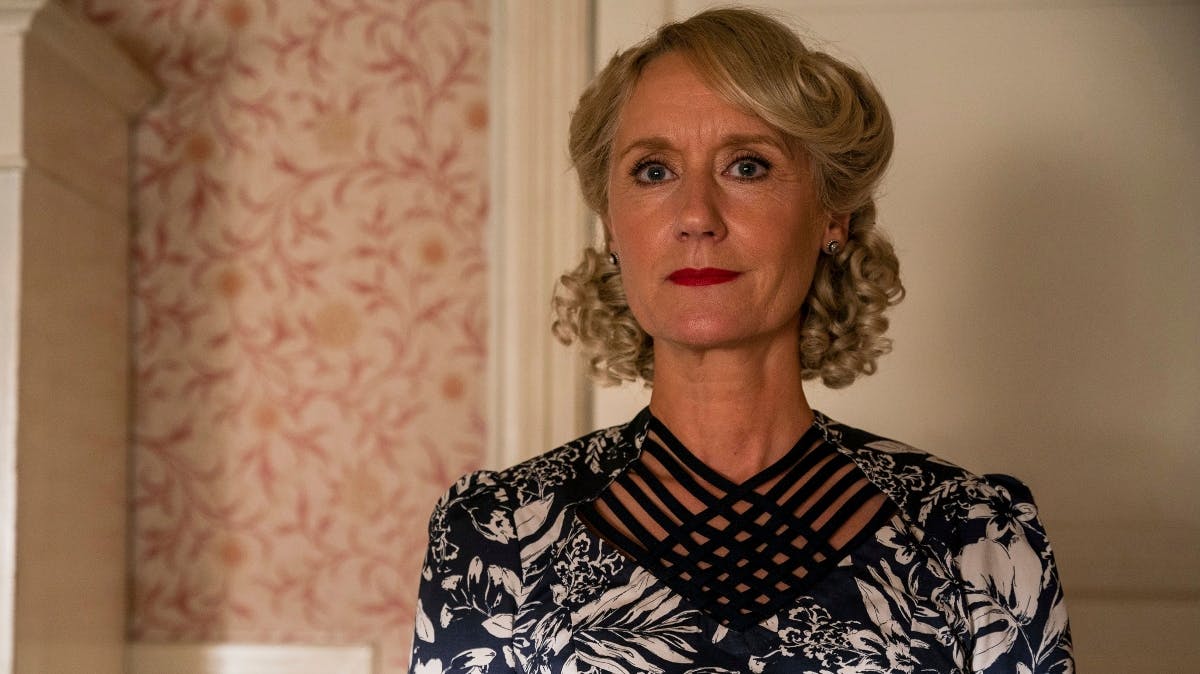 Anette Støvelbæk som fru Frigh i "Badehotellet". 