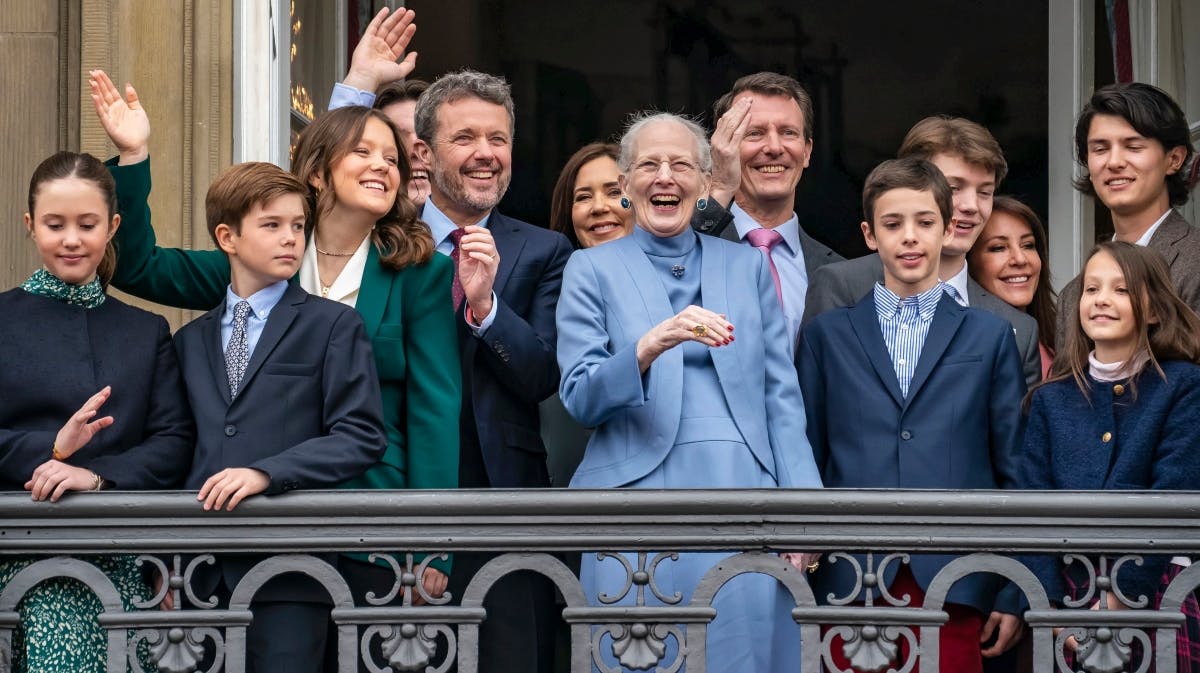 Dronning Margrethe omgivet af familien på sin fødselsdag. 