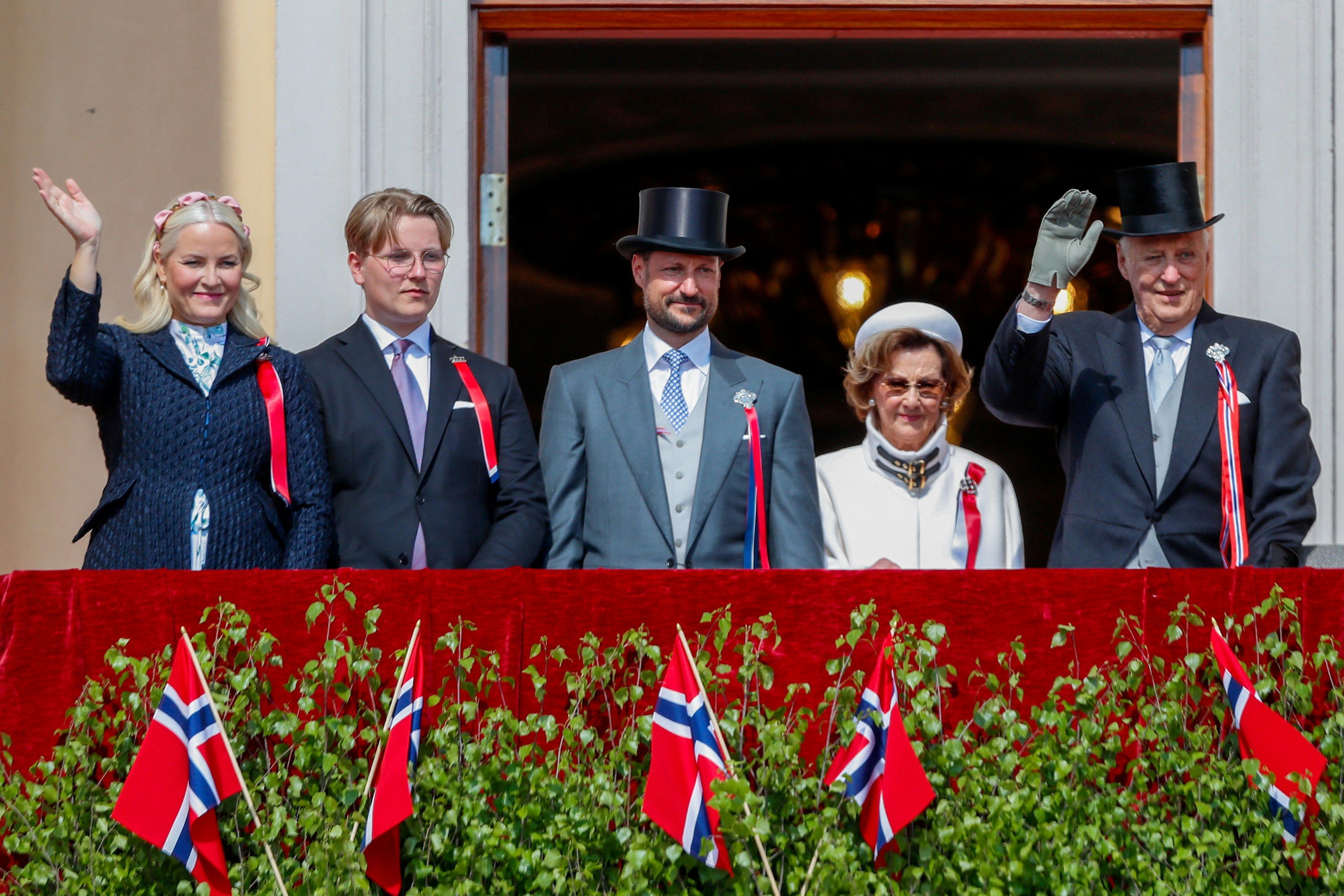 Den norske kongefamilie på balkonen. Det er første billede af kong Harald efter raskmeldingen.&nbsp;
