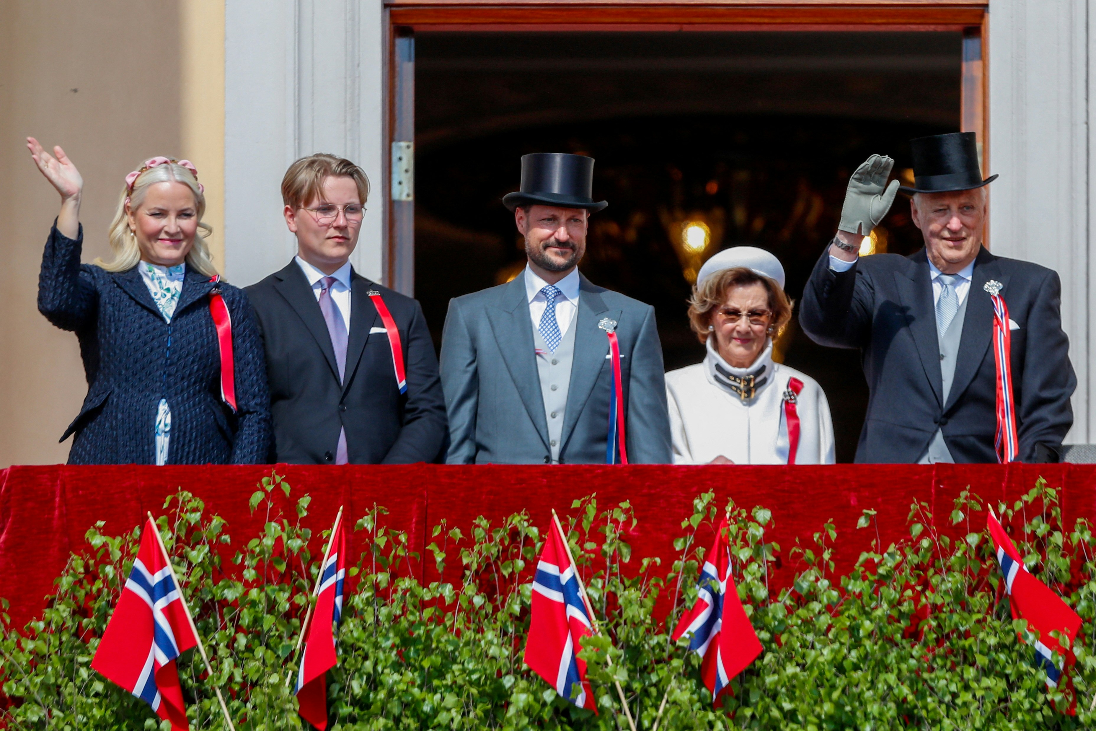 Den norske kongefamilie på balkonen. Det er første billede af kong Harald efter raskmeldingen. 
