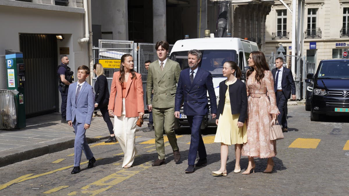 Kronprinsfamilien ankommer til grev Henriks konfirmation