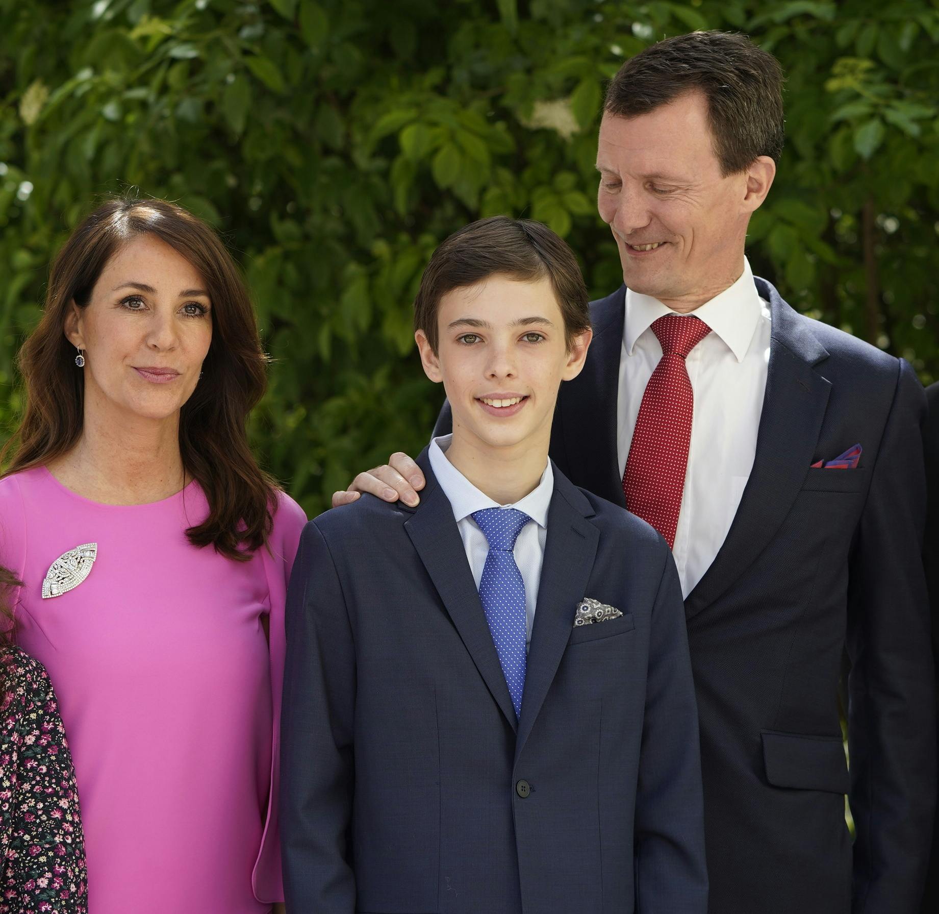 Konfirmanden med sin mor og far. 