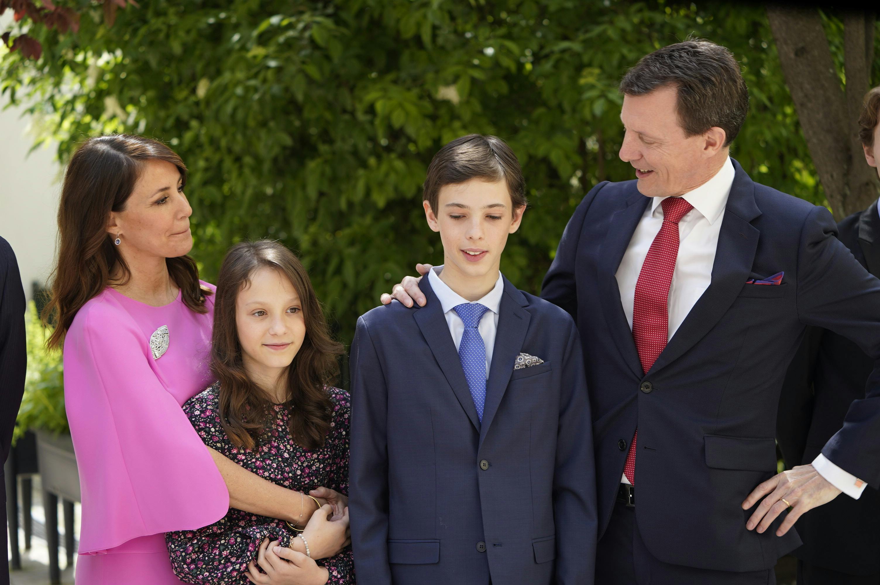 Konfirmanden med sine stolte forældre og lillesøster Athena. 