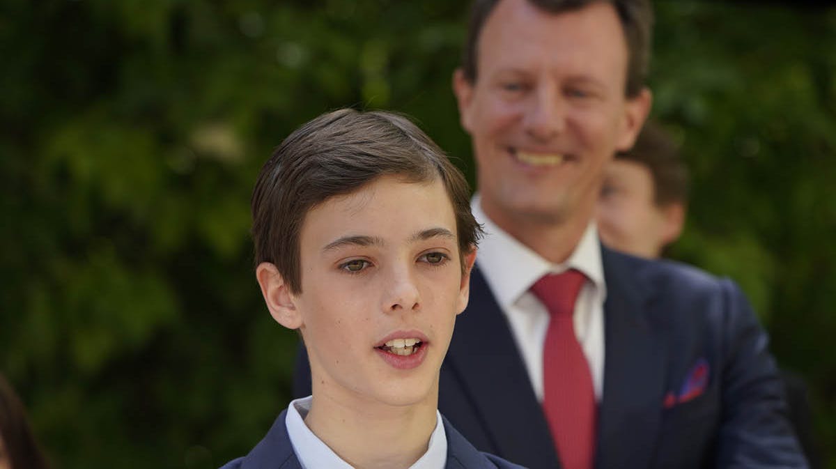 Grev Henrik med far prins Joachim i baggrunden.