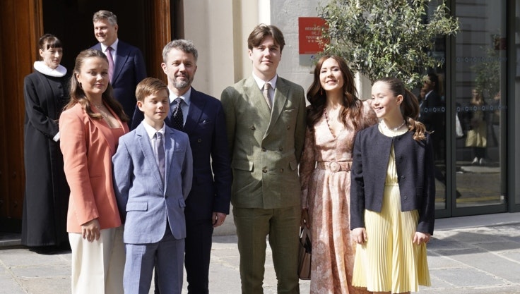 Kronprinsfamilien er ankommet ved grev Henriks konfirmation. Fra venstre; prinsesse Isabella, prins Vincent, kronprins Frederik, prins Christian, kronprinsesse Mary og prinsesse Josephine.
