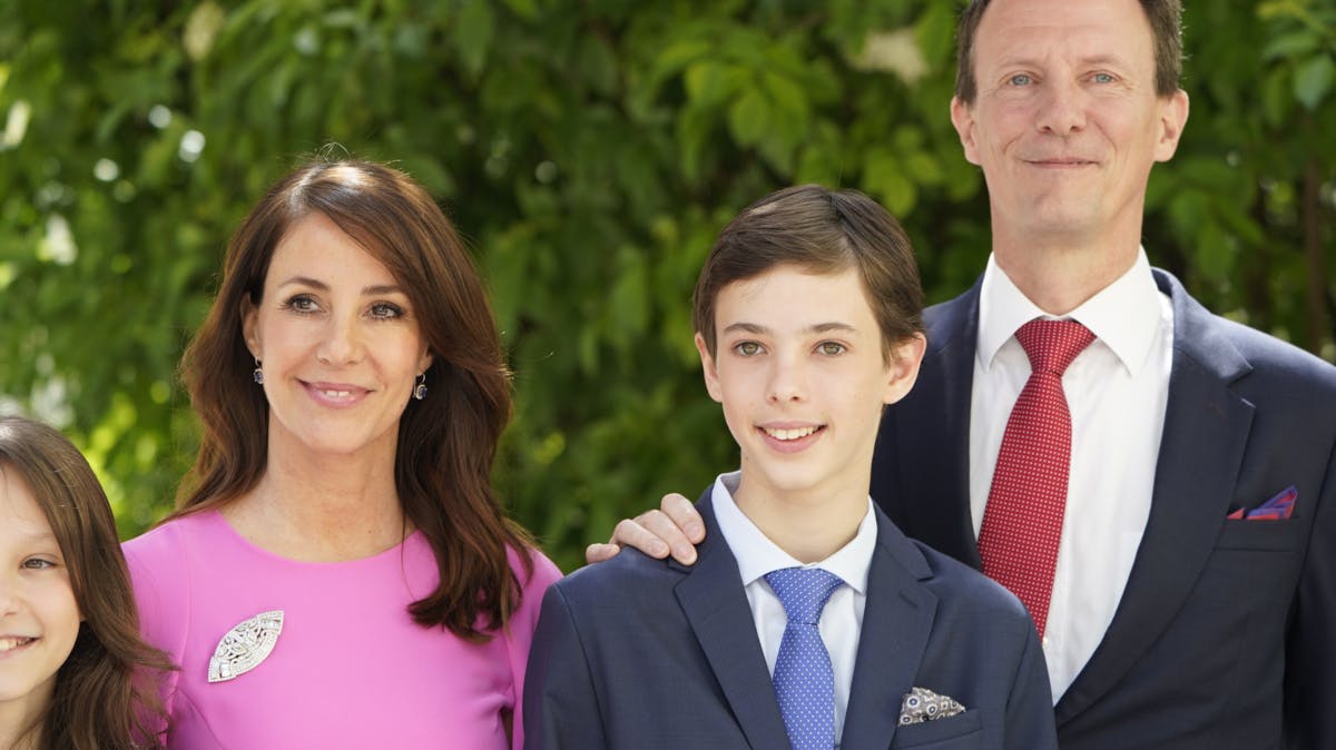 Konfirmanden grev Henrik stillede op til spørgsmål efter kirken foran den fremmødte presse sammen med sin familie 