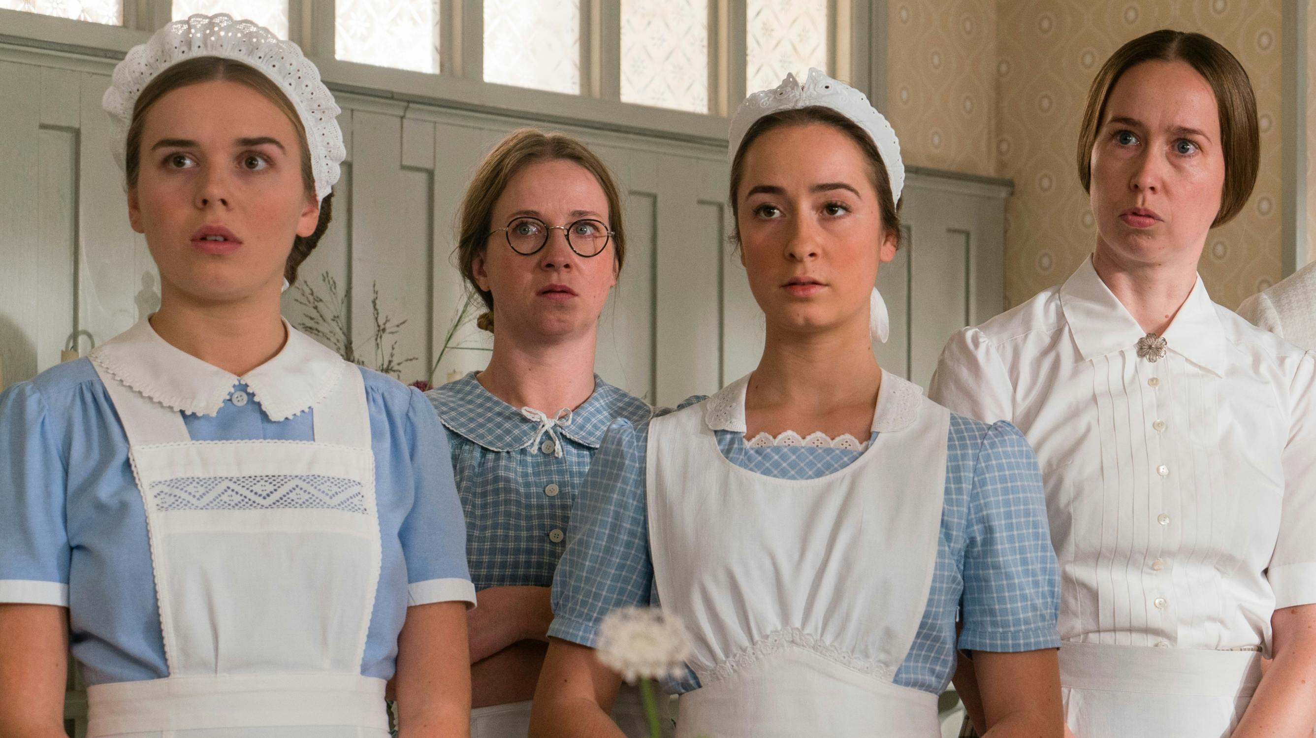 Stuepigerne Nana, Edith, Ane og Otilia i "Badehotellet" i sæson 7.