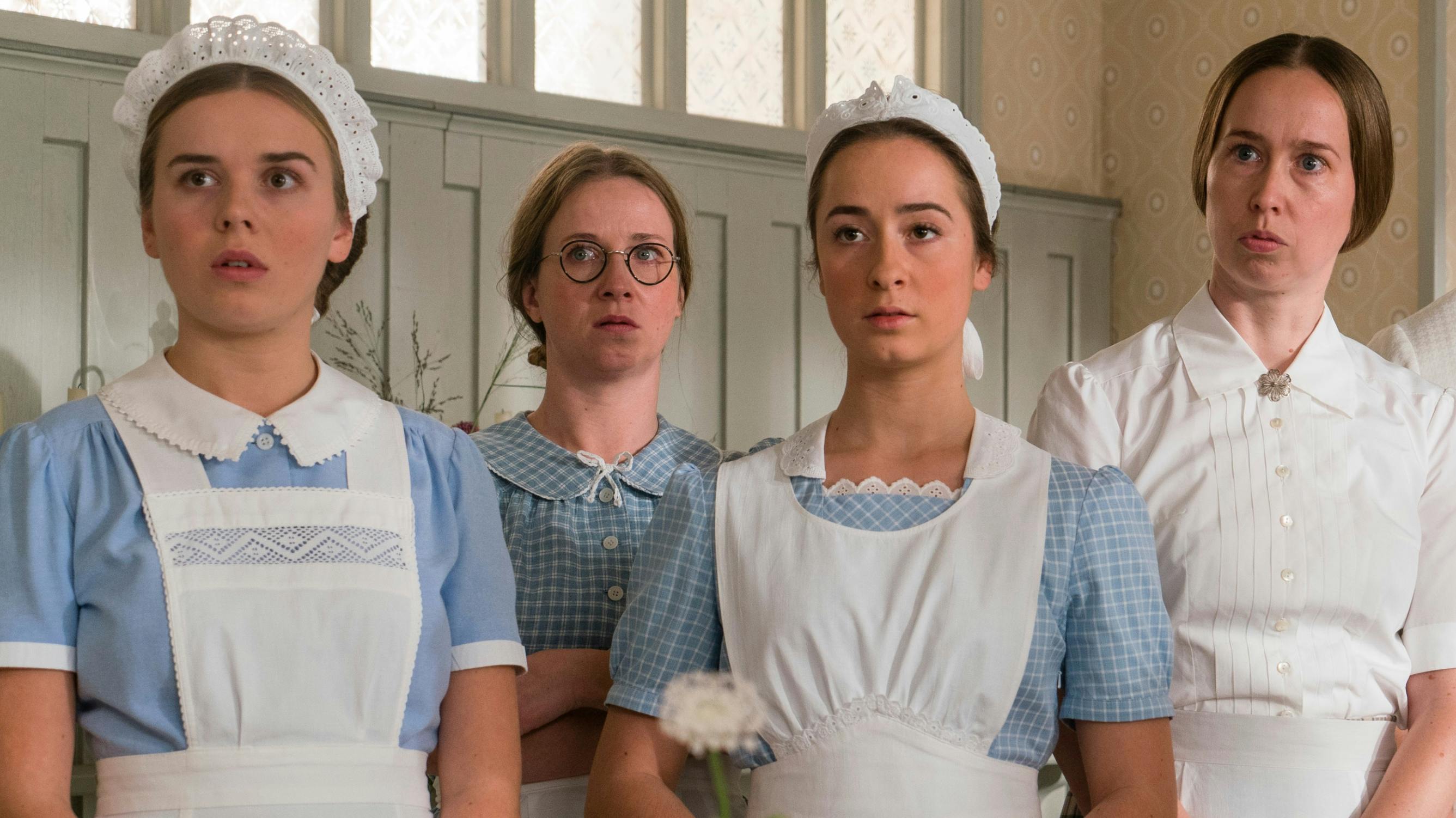 Stuepigerne Nana, Edith, Ane og Otilia i "Badehotellet" i sæson 7.