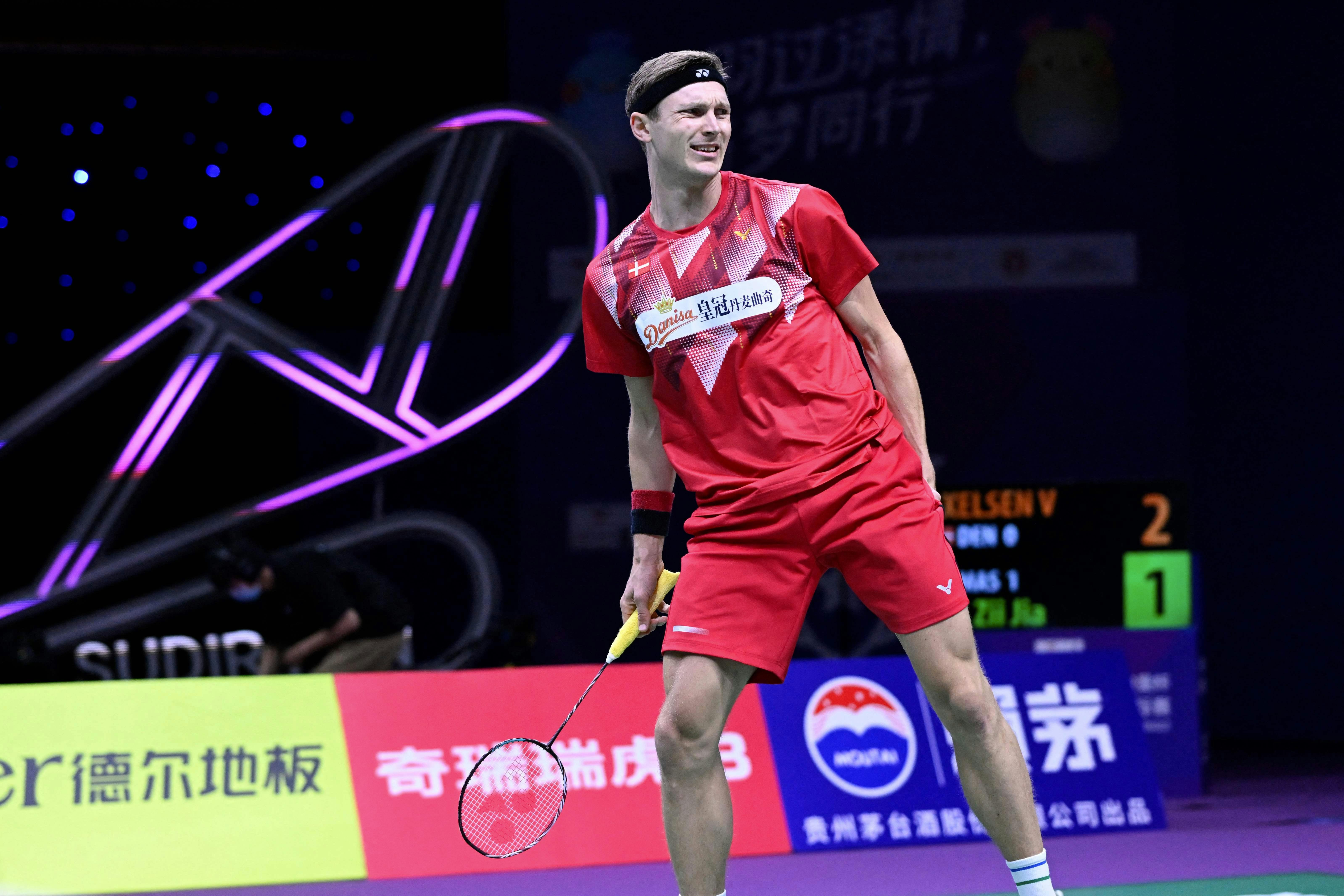 Viktor Axelsen måtte tage sig til baglåret under kampen fredag. 