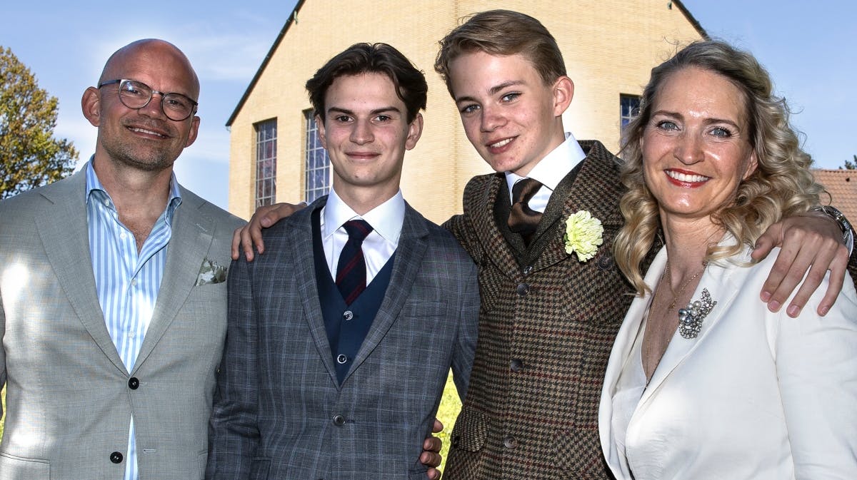 Jesper Vollmer og Annette Heick med sønnerne Eliot og Storm imellem sig.&nbsp;