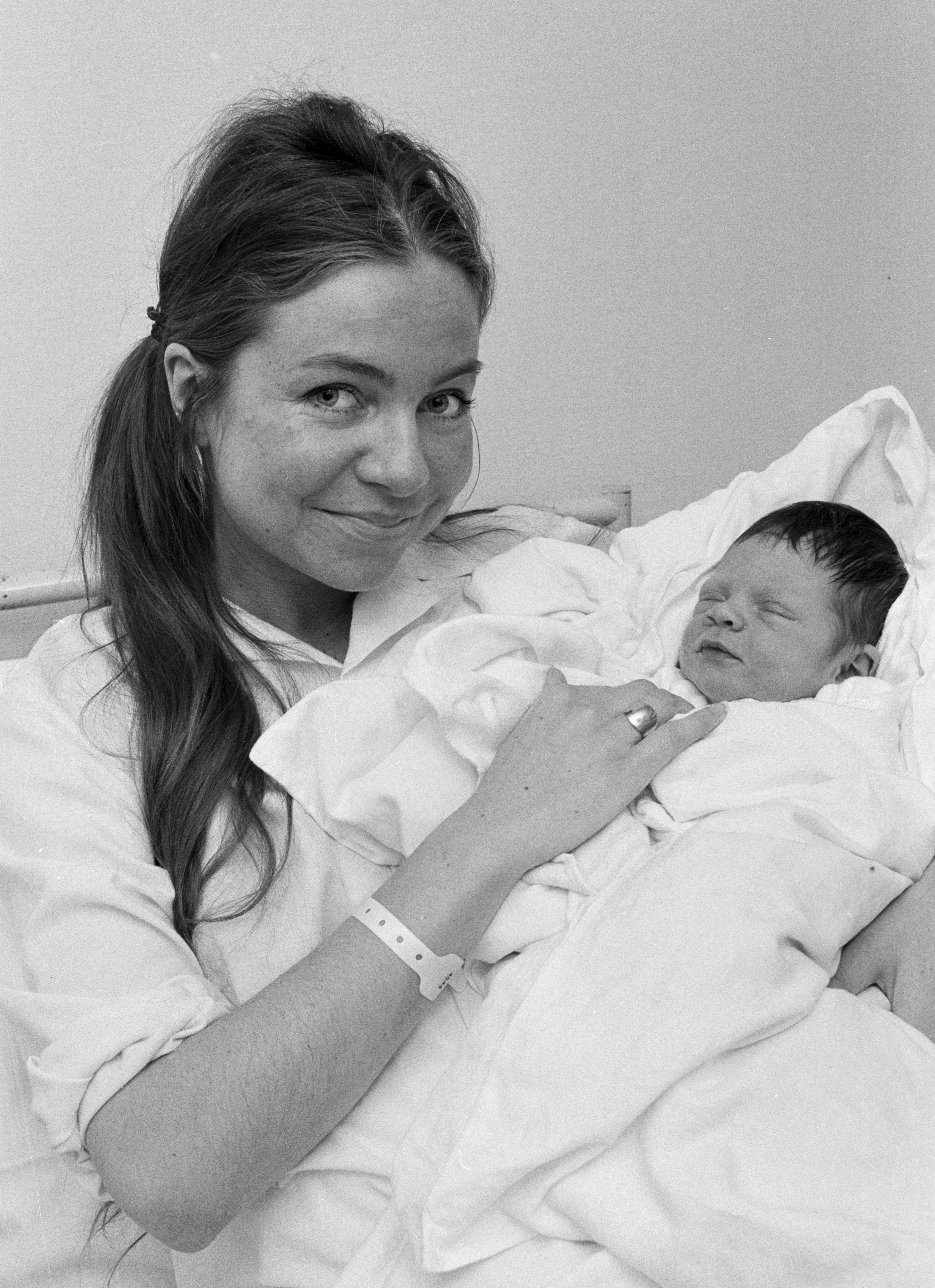 Anne Mari Lie med en helt nyfødt Nikolaj Lie Kaas.&nbsp;
