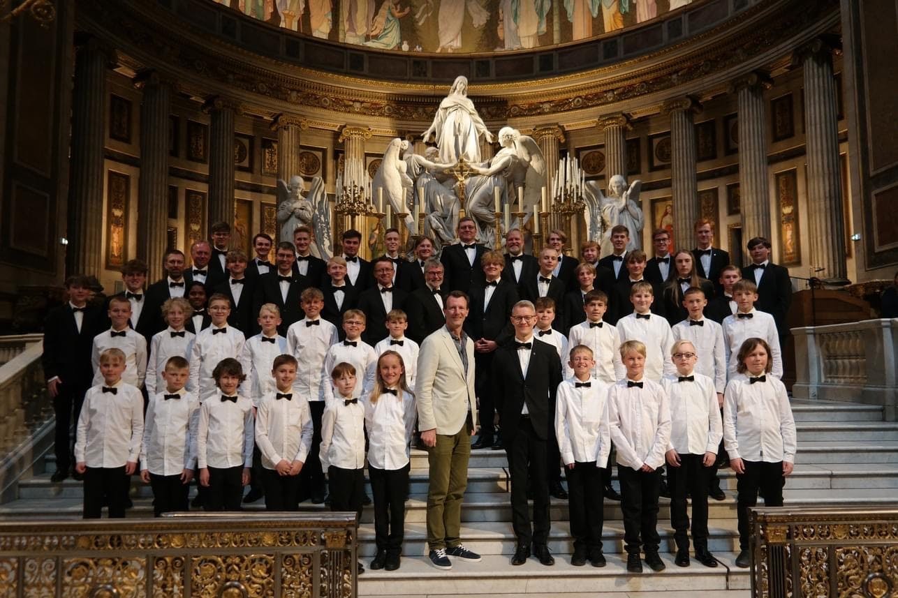 Prins Joachim stillede også op til et flot gruppeportræt sammen med drengekoret.

