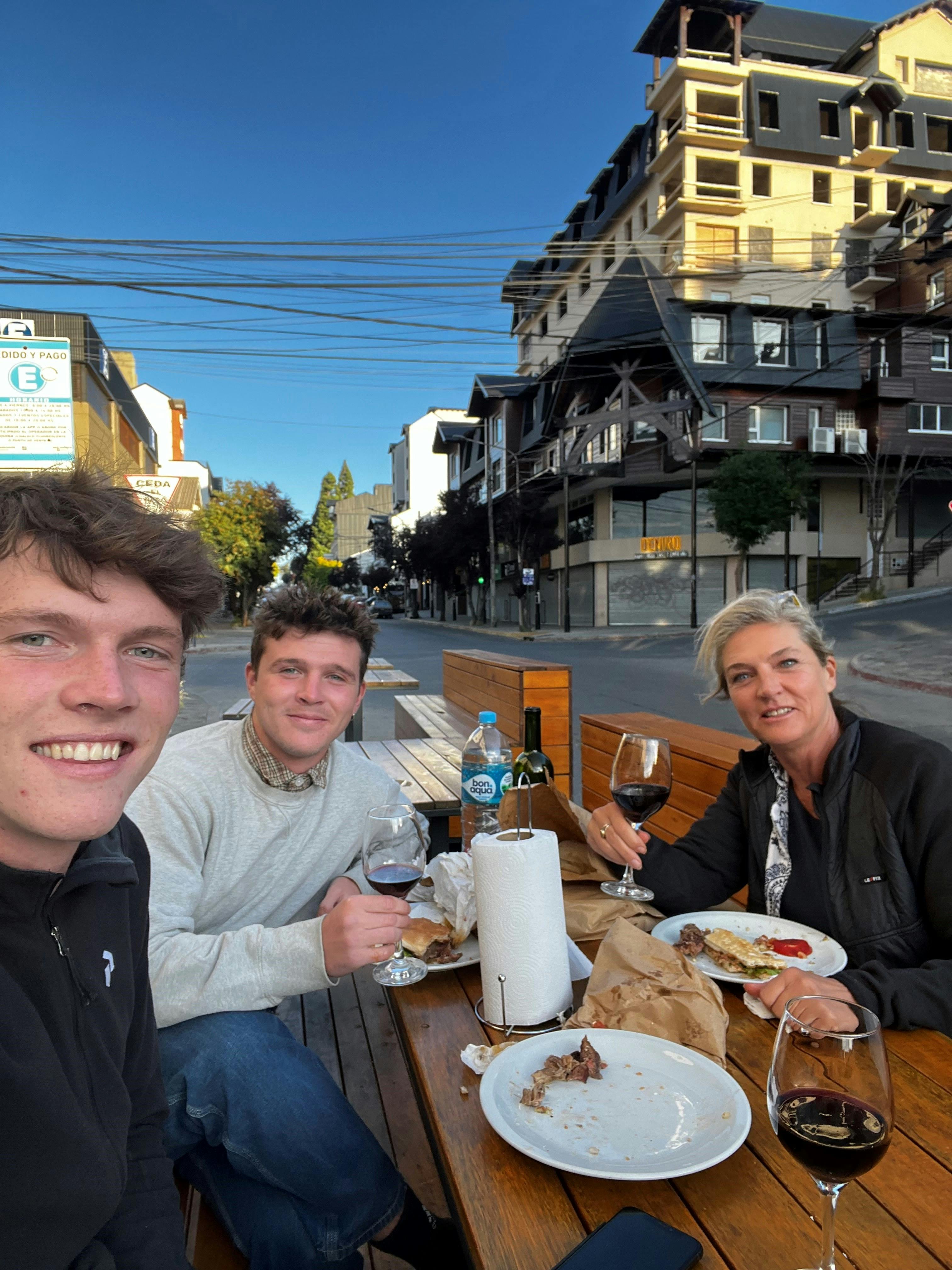 Tue og Asger med deres mor, Pil. 