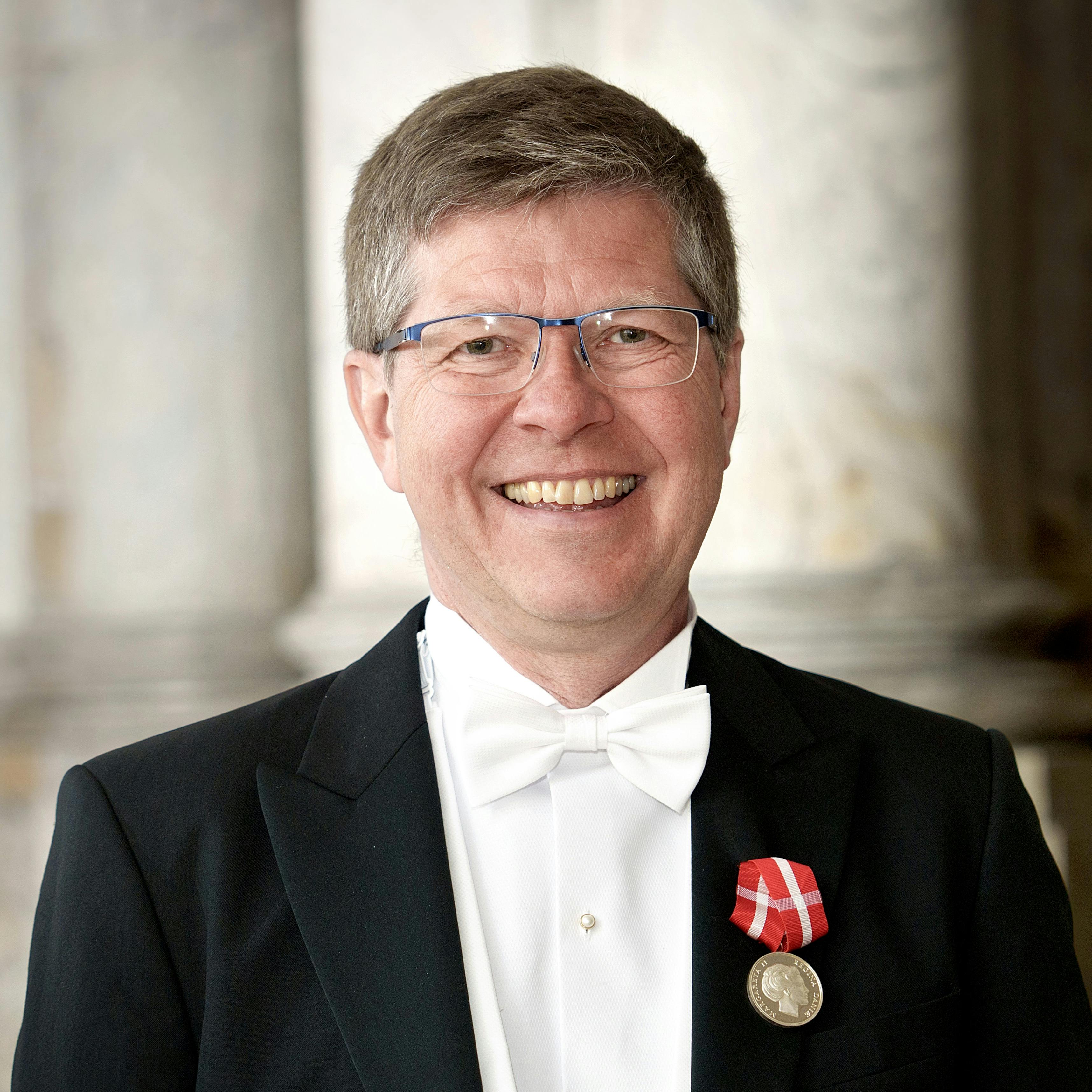Fagkonsulent i Toldstyrelsen Henrik Thuesen, Hillerød, takkede for fortjenstmedaljen.
