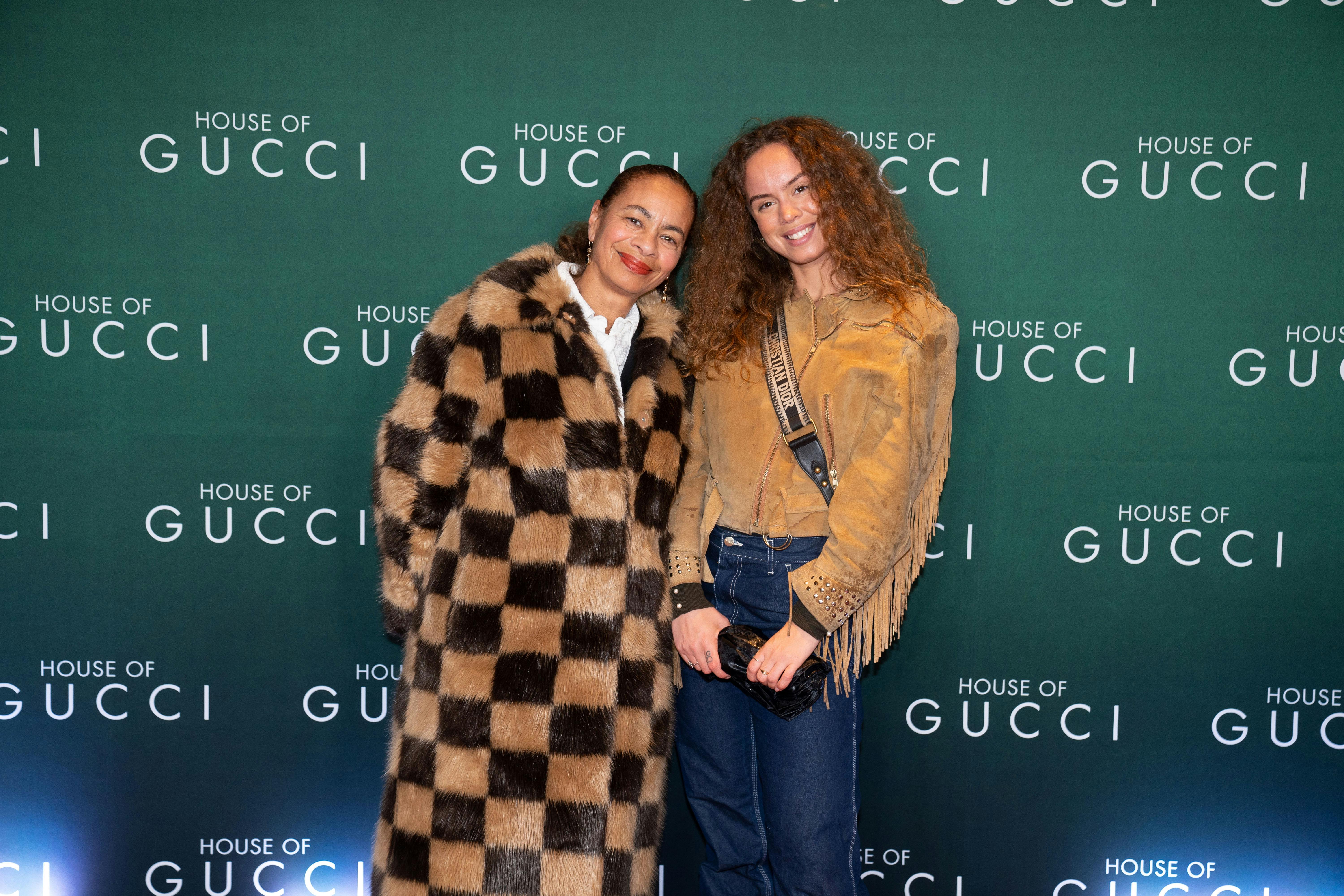 Jacqueline Svane og Clara Svane sammen til gallapremiere på "House of Gucci". 