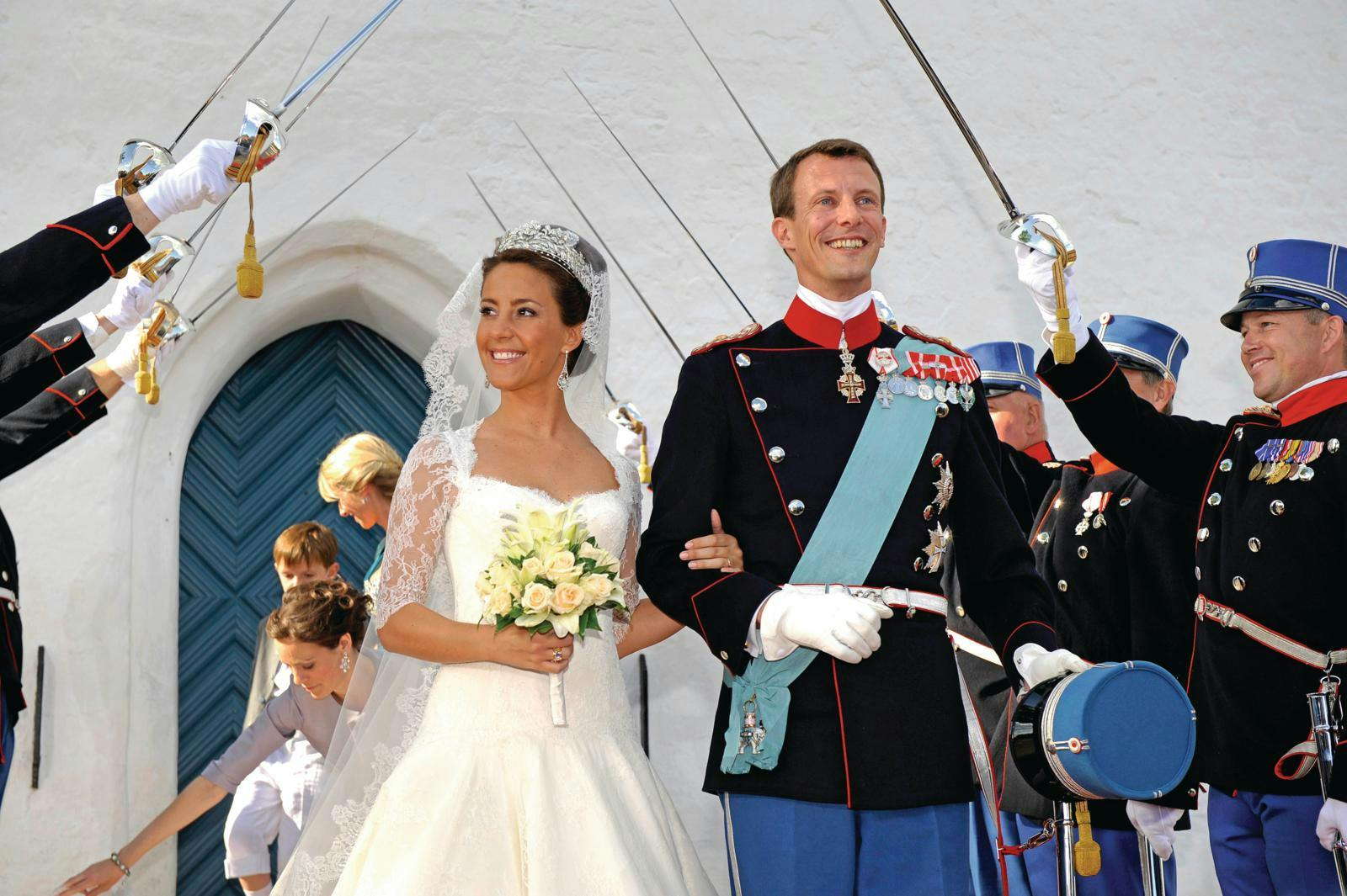 Prins Joachim og prinsesse Marie til deres bryllup den 24. maj 2008. Her ses også prinsesse Maries flotte brudebuket, hvor hvide liljer indgik med tanke til dronning Ingrid, der gik bort den 7. november 2000.
