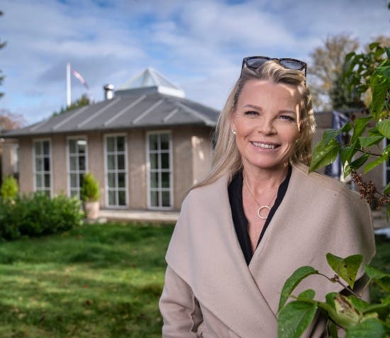 Katerina Pitzner foran villaen i Nordsjælland.
