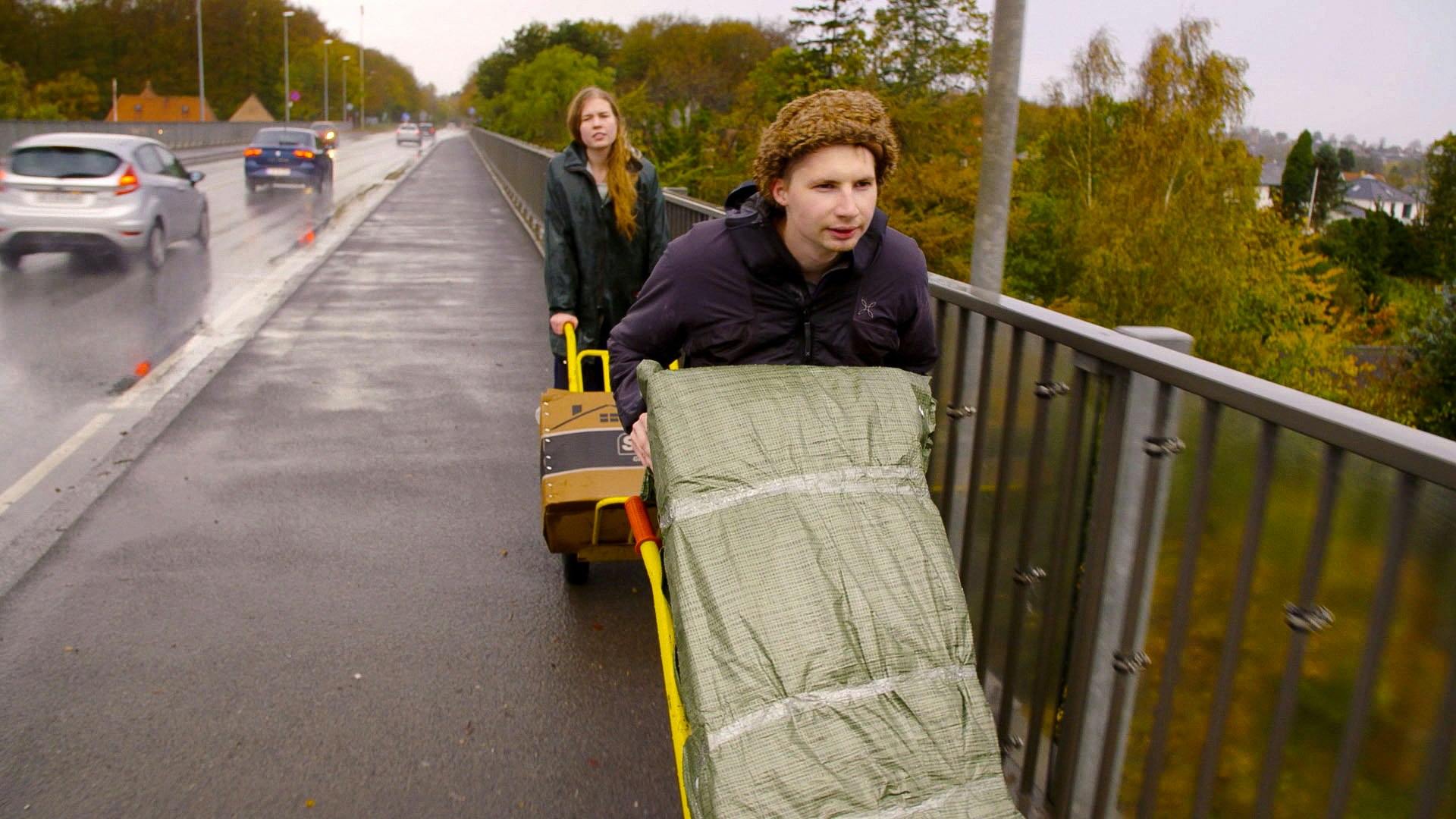 Jonas og Kamilla i sæson 2 af ’Trailerpark Danmark’, som kan ses på TV 2 Play.