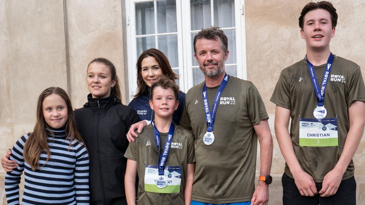 Prinsesse Josephine, prinsesse Isabella, kronprinsesse Mary, prins Vincent, kronprins Frederik og prins Christian. 