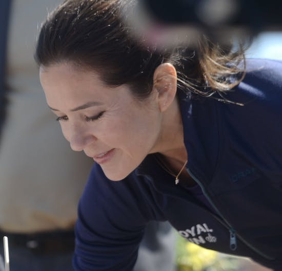 Kronprinsesse Mary bærer sin F-halskæde under Royal Run. 