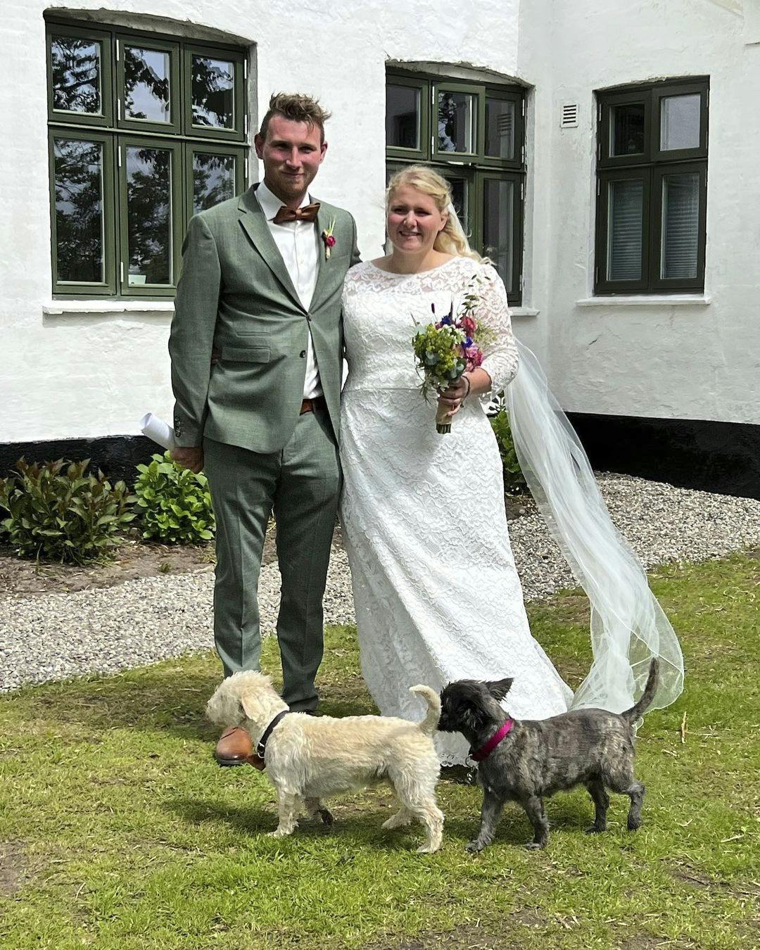 Niels og Stine blev gift den 28. maj 2022 og kunne dermed fejre bryllupsdag på Fridas dåbsdag. 