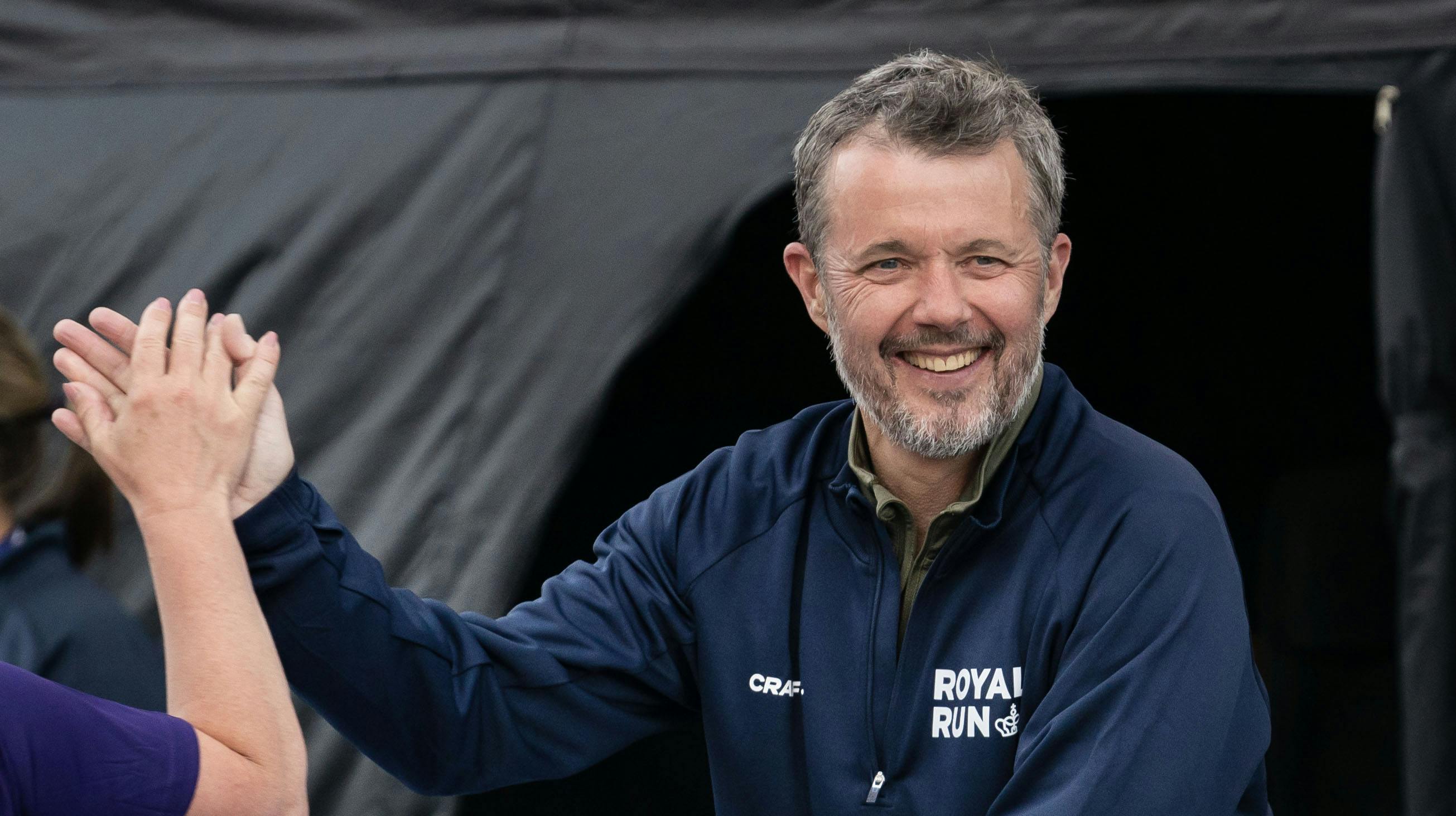 Kronprins Frederik hepper ved målstregen ved Royal Run 