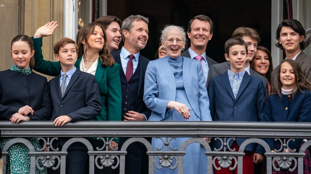 Dronning Margrethe omgivet af familien på sin fødselsdag. 