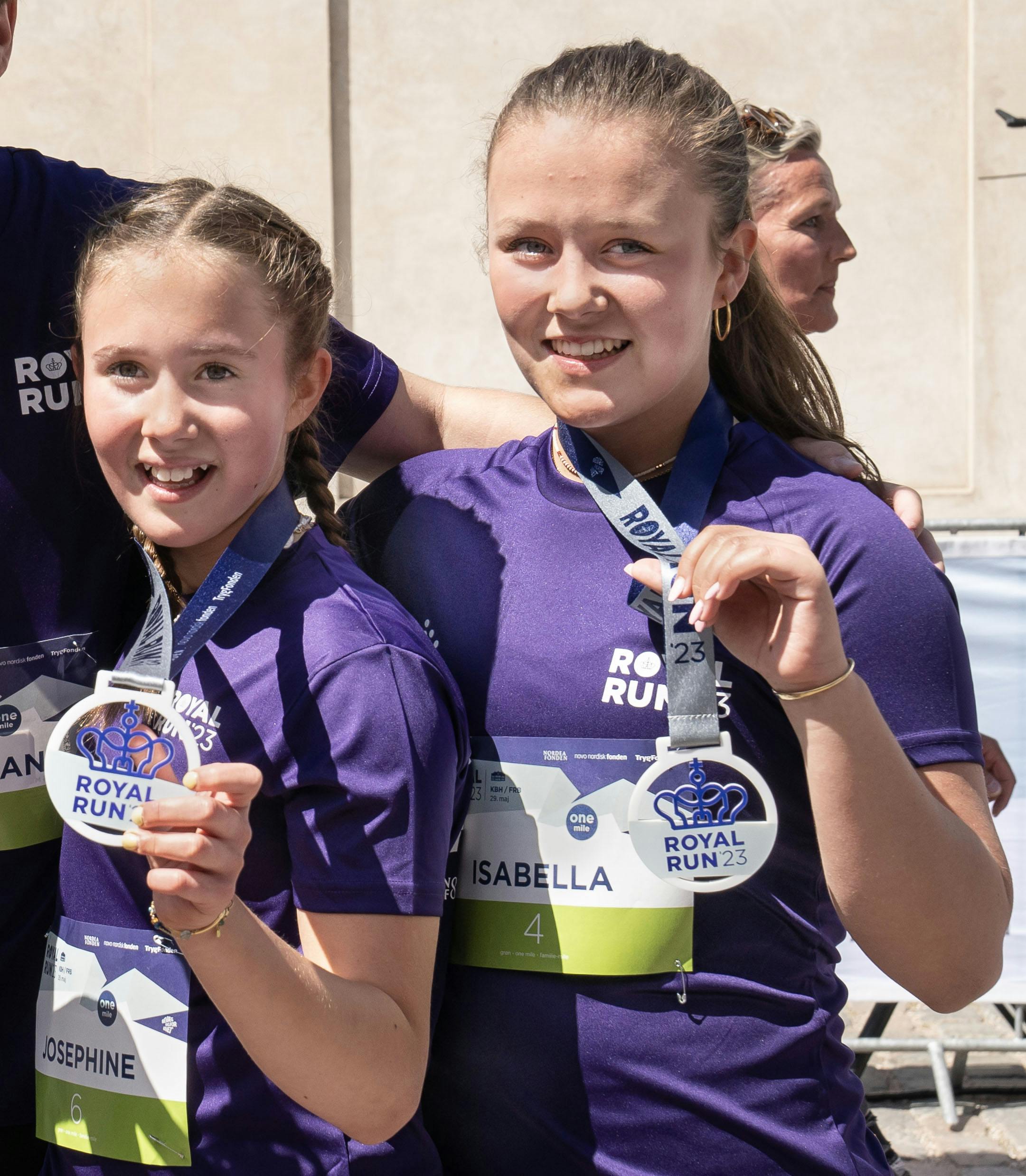 Prinsesse Josephine og prinsesse Isabella bar begge guldarmbåndet på venstre hånd.&nbsp;
