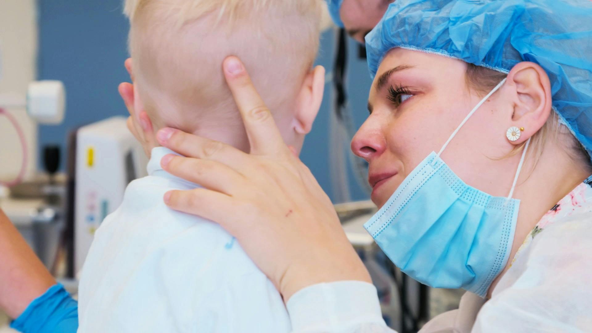 I "De sjældne danskere" fulgte man familien, da Konrad gennemgik sin første operation efter hjertestop og respirator. På billedet ses Konrad sammen med sin mor, Cecilie Strøm Jespersen, lige før han bliver lagt til at sove i programmet.&nbsp;
