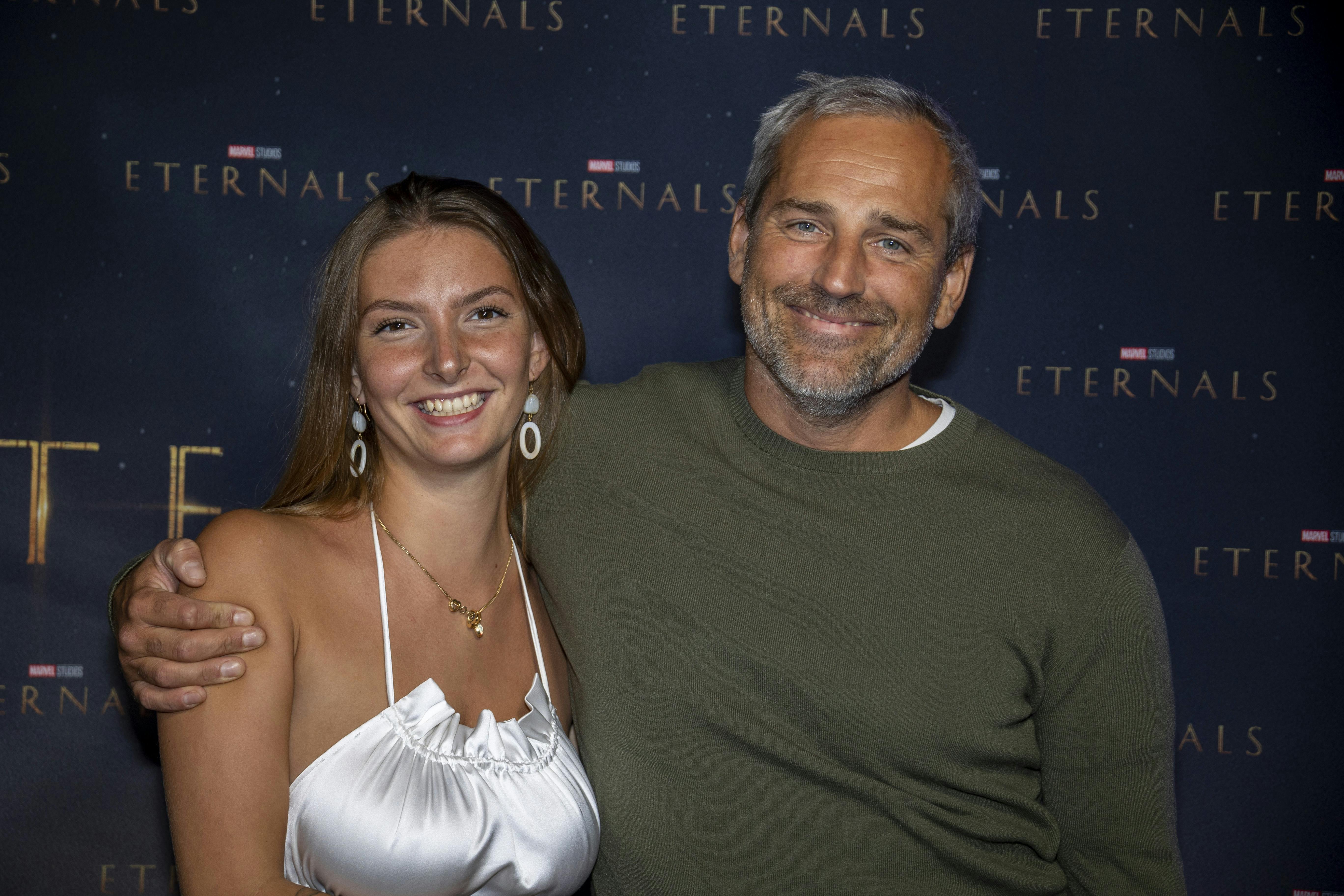 Oliver Bjerrehuus sammen med kæresten, Sofie Amalie Elkjær, til premieren på "Eternals".
