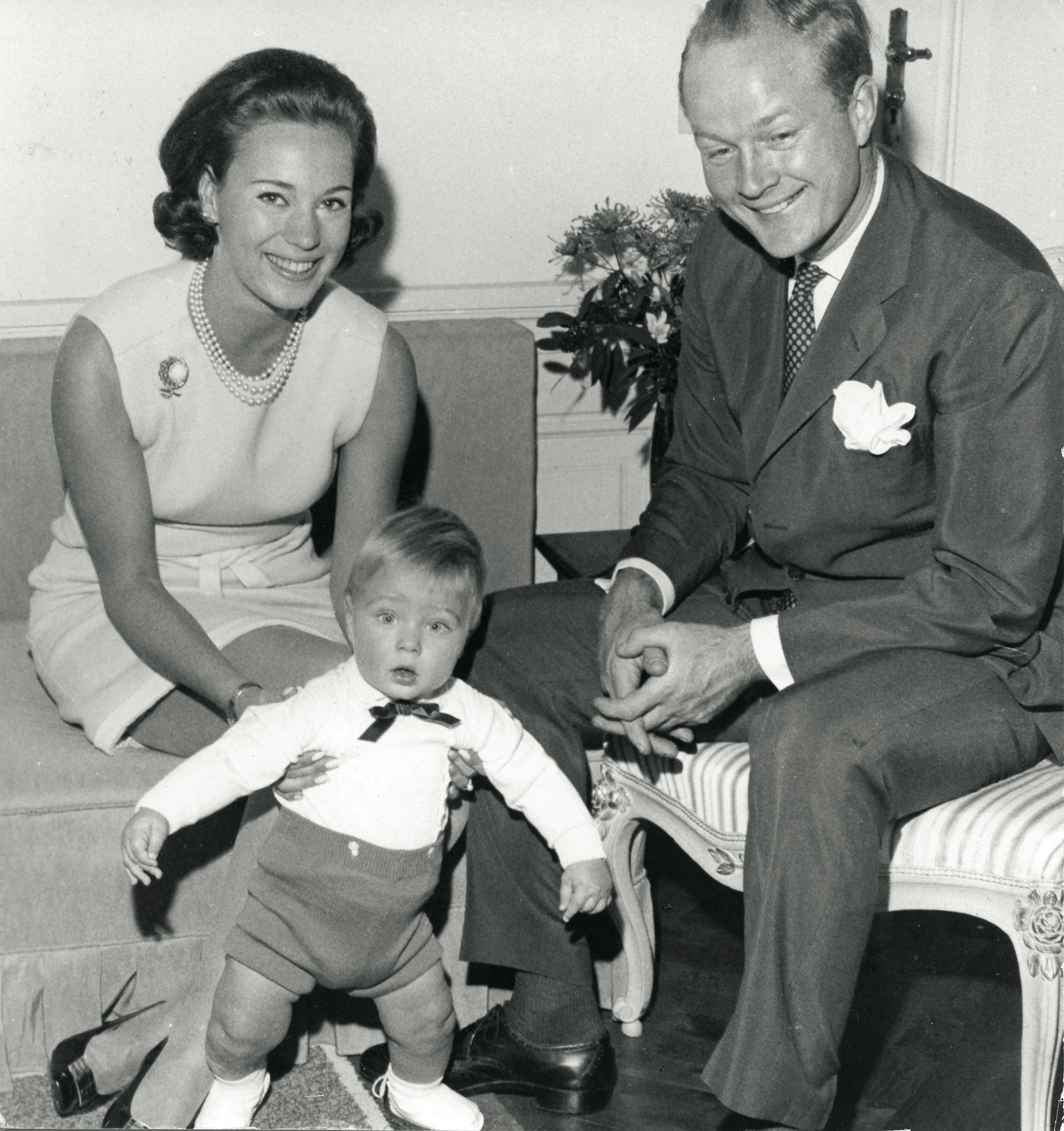 En meget ung prins Gustav med sine forældre, prinsesse Benedikte og prins Richard
